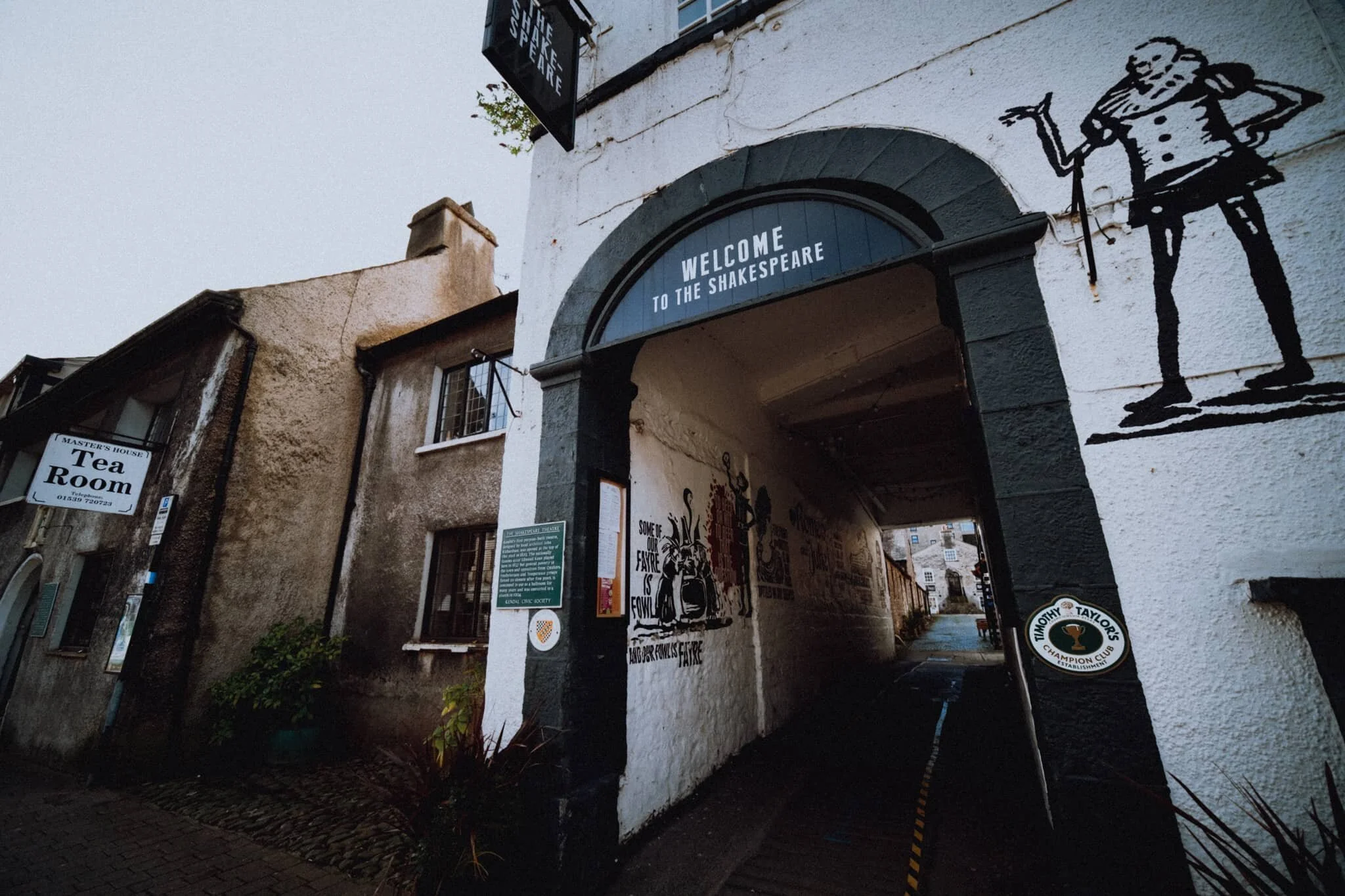 The Shakespeare Pub, next door to the Master’s House Tea Room. Through the yard is the Shakespeare Centre, a meeting hall. Formerly the Shakespeare Theatre, it was Kendal’s first purpose built theatre in 1829.