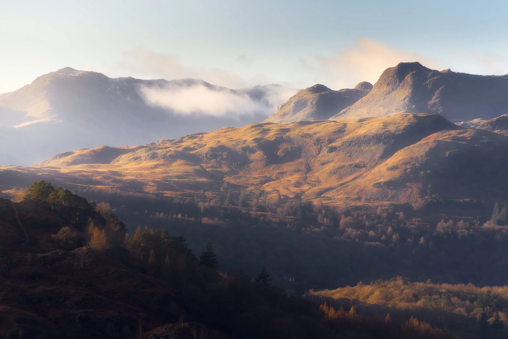 Heading back down the higher eastern side of the Scandale valley, I equipped my 70–210mm lens for some tight and distant compositions. Fully zoomed in, I was able to pick out the mist clearing from the summits of the Langdale Pikes, on the right, and Bowfell on the left.