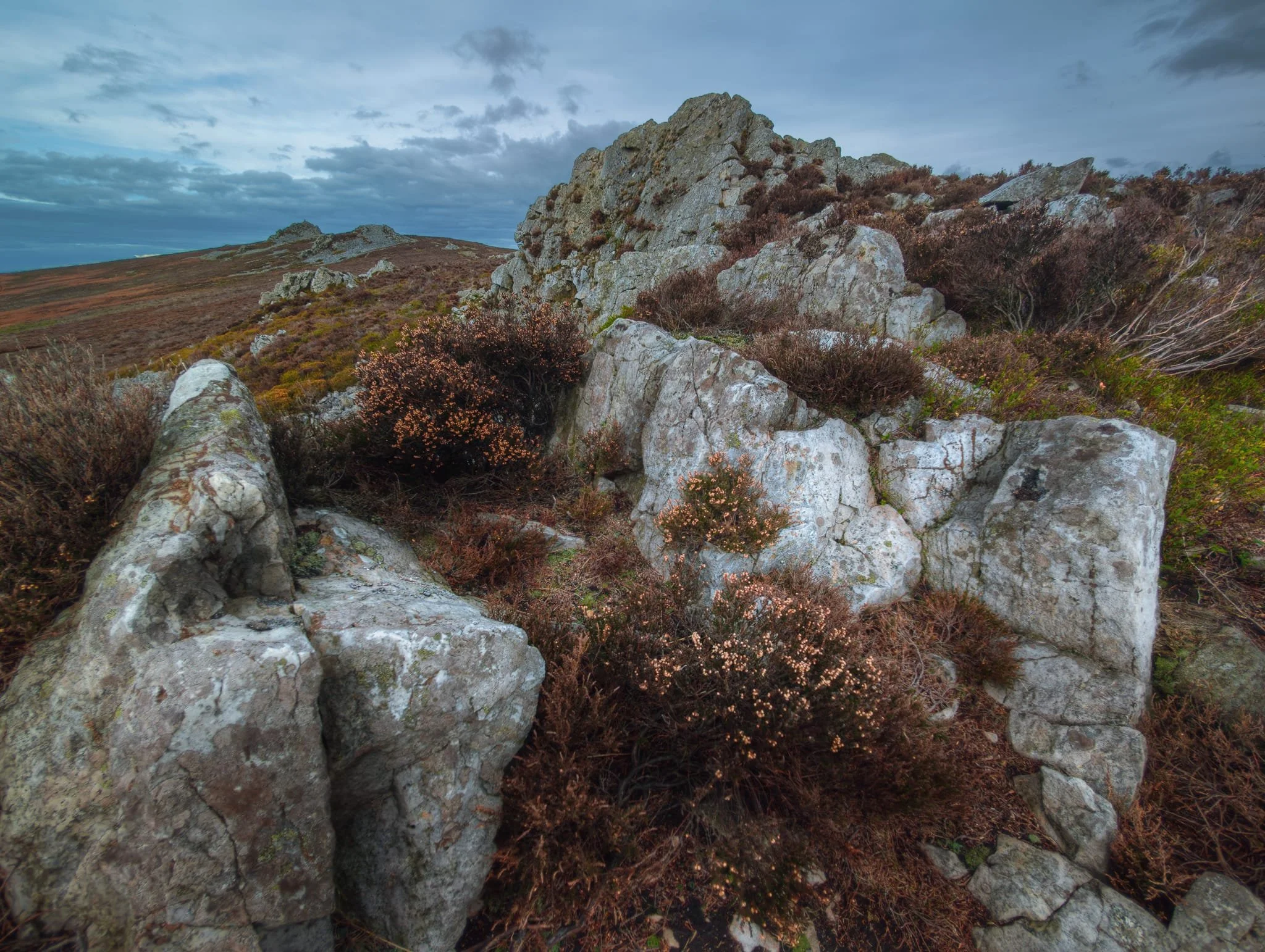  I ventured near the drop down the hill as I dared, then perched carefully to nab this ultrawide composition of Cranberry Rock, Manstone Rock and Devil&rsquo;s Chair. 