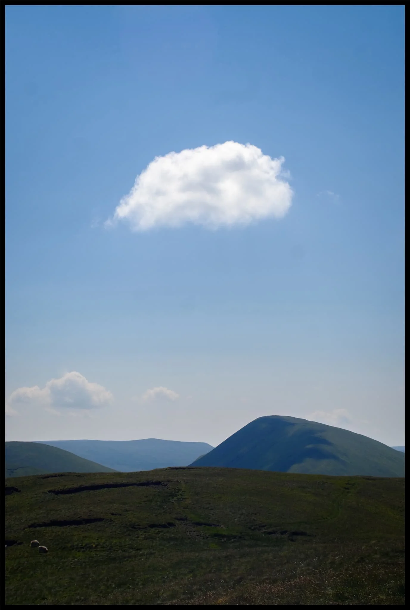  Above Yarlside a solitary puffy cloud catches my eye. 