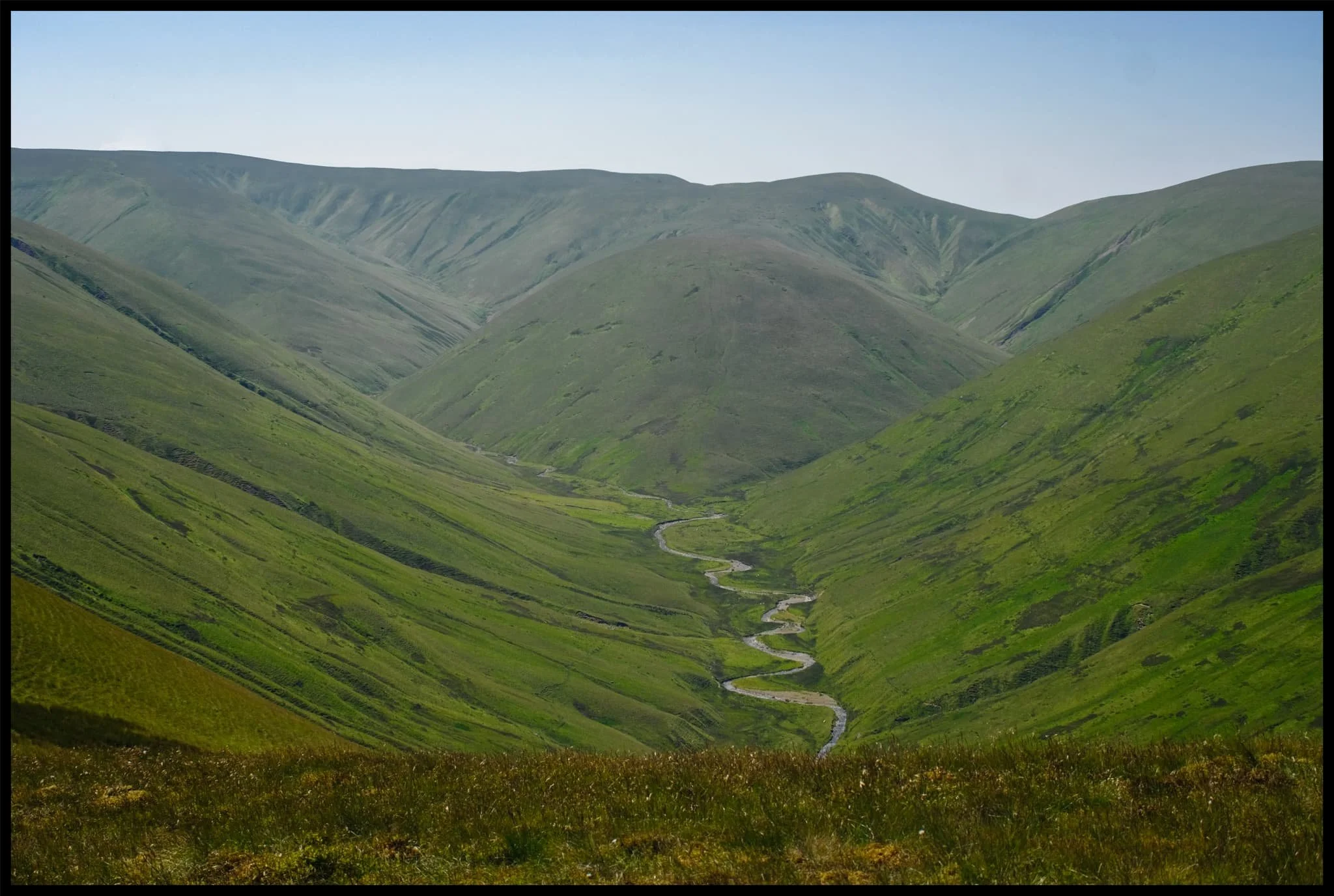  On the western side of West Fell, East Grain and West Grain join underneath Cobles (534 m/1,751 ft) to become Langdale Beck, which has carved out this beautiful valley. 