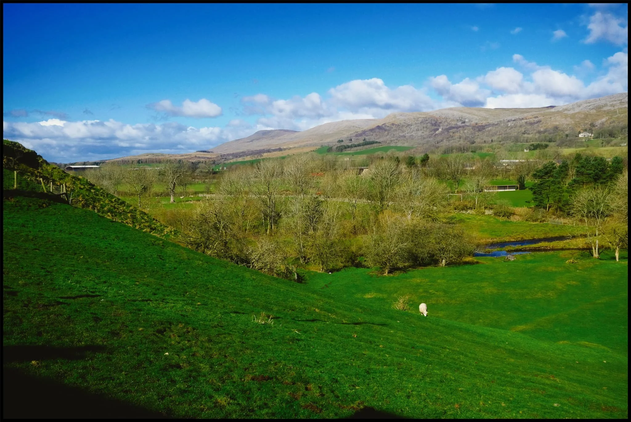  The route to Brough Castle enjoys spectacular clear views towards the Northern Pennines. No wonder this area has been used to build fortifications for so long. 