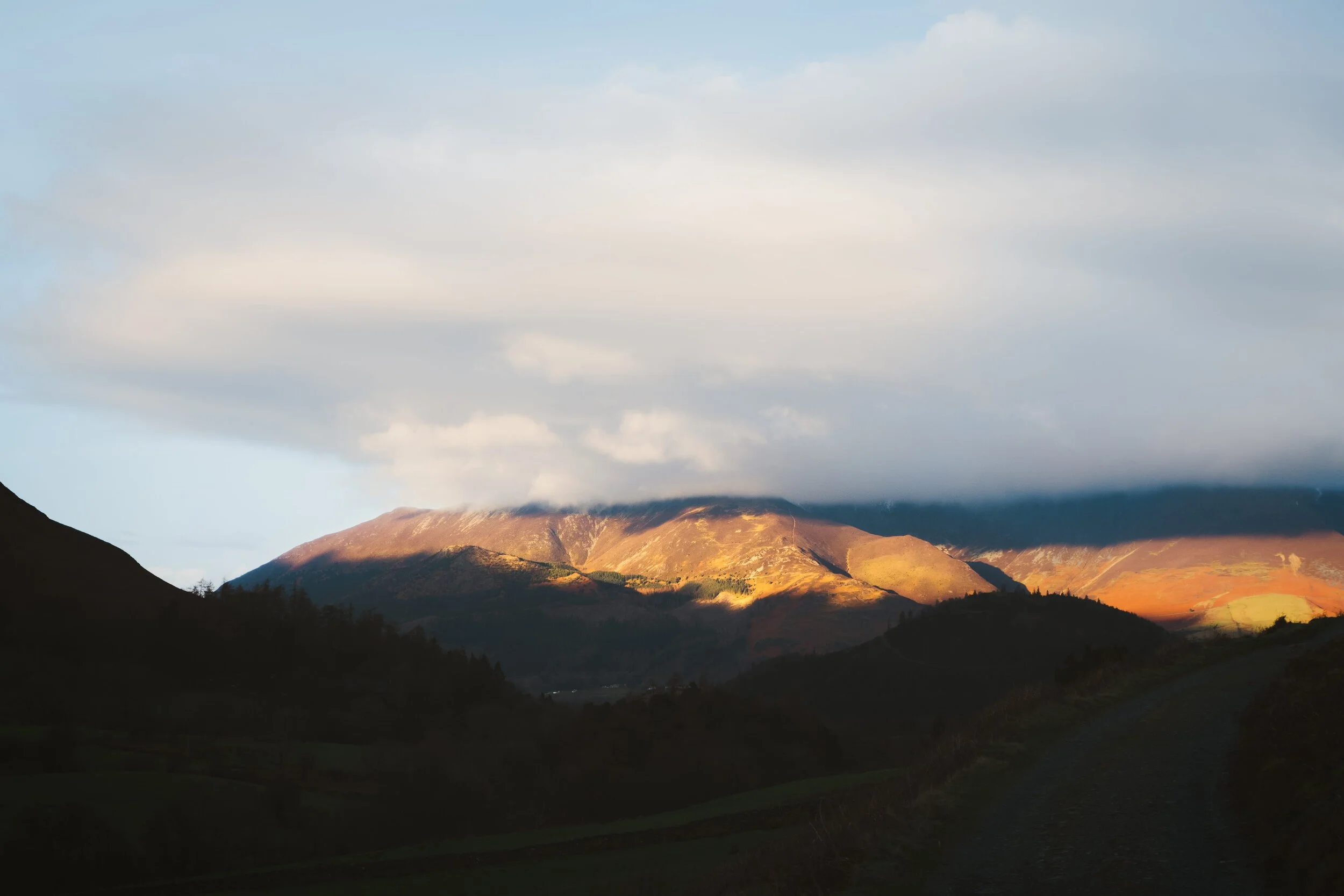  The last of the day&rsquo;s light, streaking across the multi-faceted face of the Skiddaw massif (931 m/3,054 ft). 