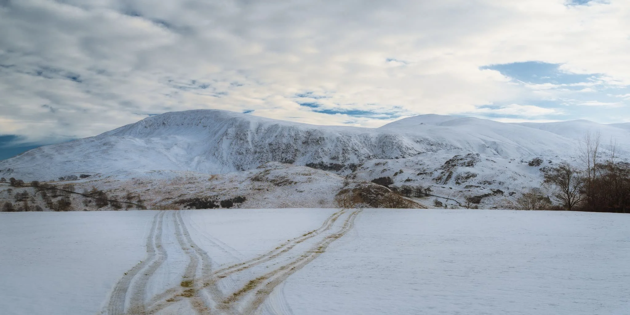 Across the fields eastwards, the end of Helvellyn range at Great Rigg provides a beautiful panorama. A farmer’s quad tracks provide a handy compositional leading line.