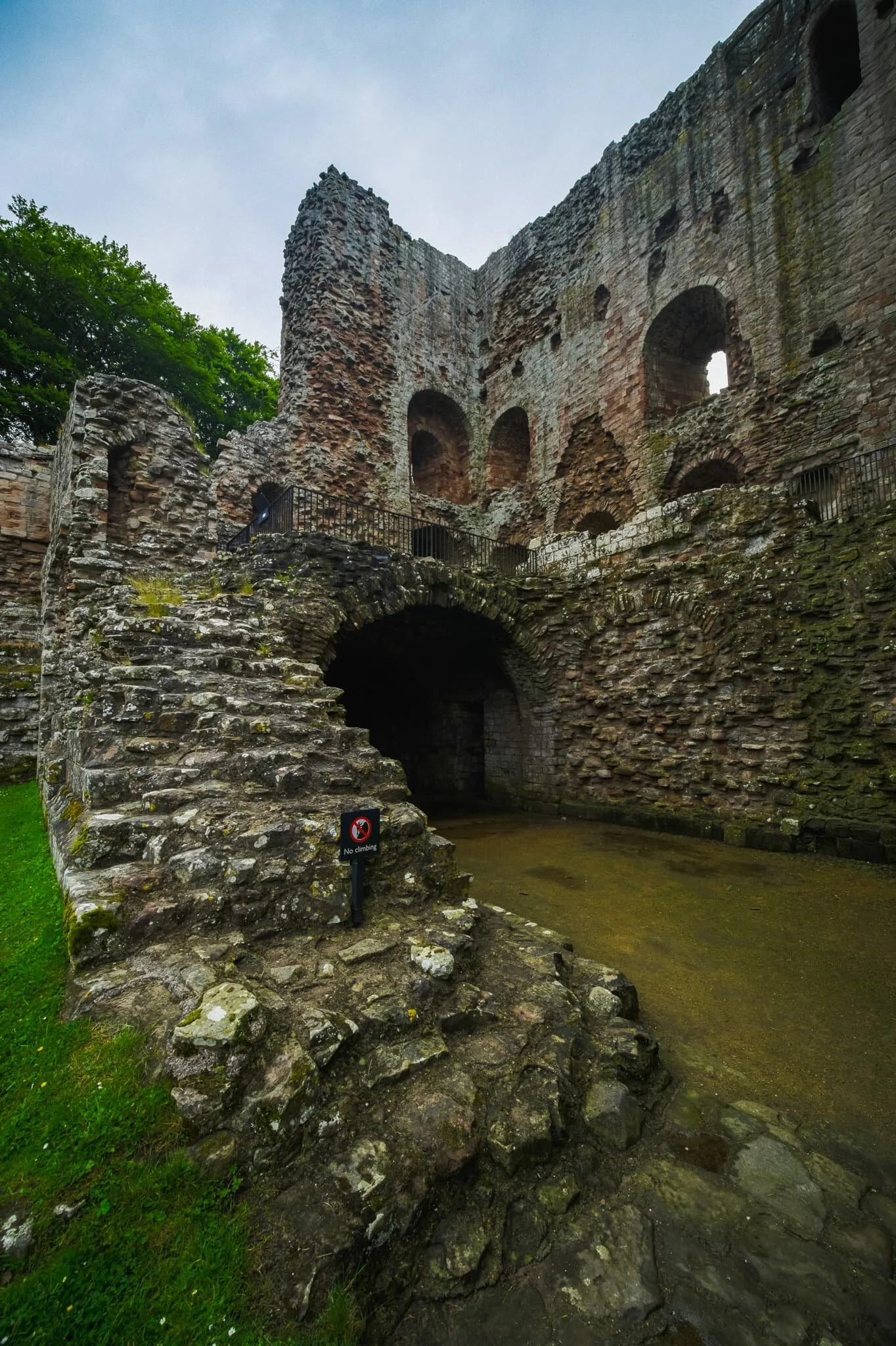  As peace finally settled between England and Scotland in the 16th century, Queen Elizabeth declared she would spend nothing on Norham and the castle was left to ruin. 