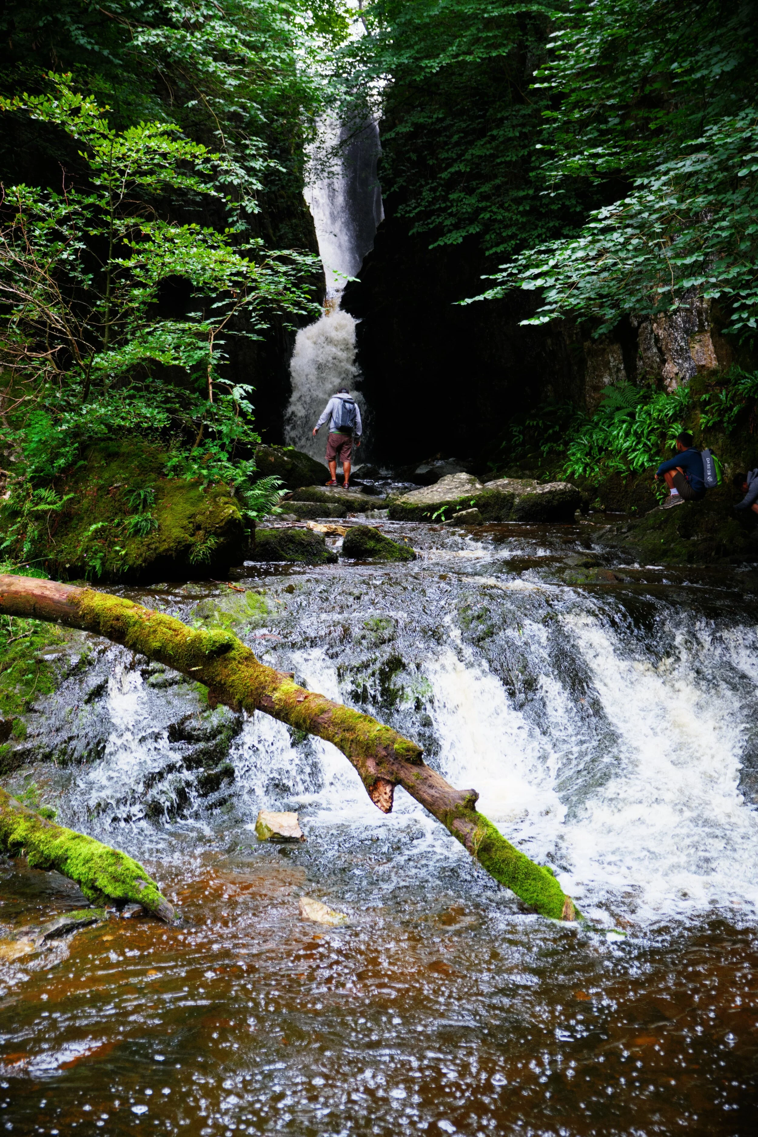  Plenty of people were trying to get closer to the falls, which is tricky because the limestone rocks around here were wet and covered in mud, making them super slippy. 
