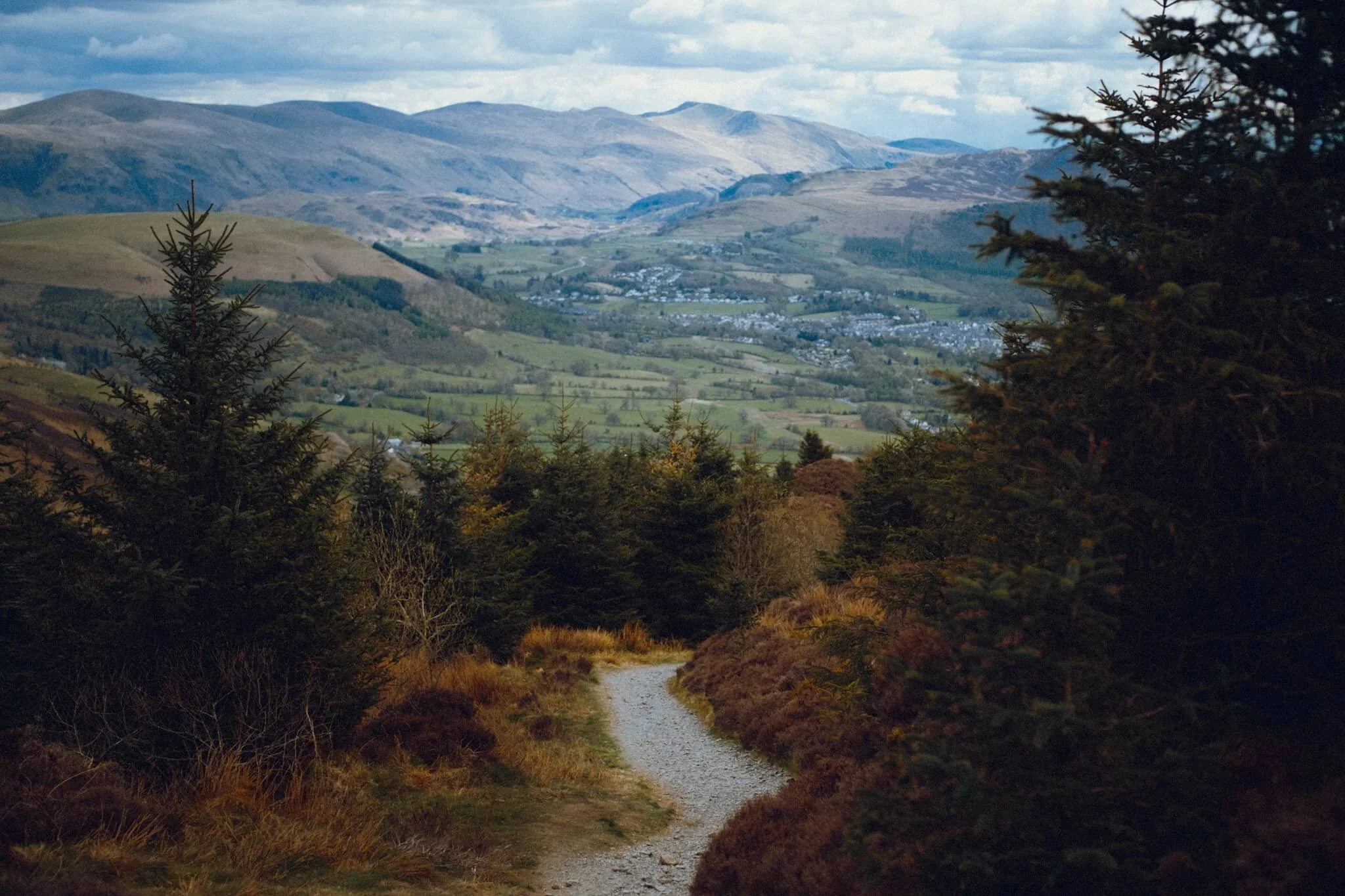 I have to remind myself, when I’ve got my head down hiking up a fell, to always look back. Had I not done so, I would’ve missed this! The view all the way back towards the Helvellyn range, and you can even clearly see the Helvellyn (950 m/3,118 ft) summit itself, catching some highlighting!
