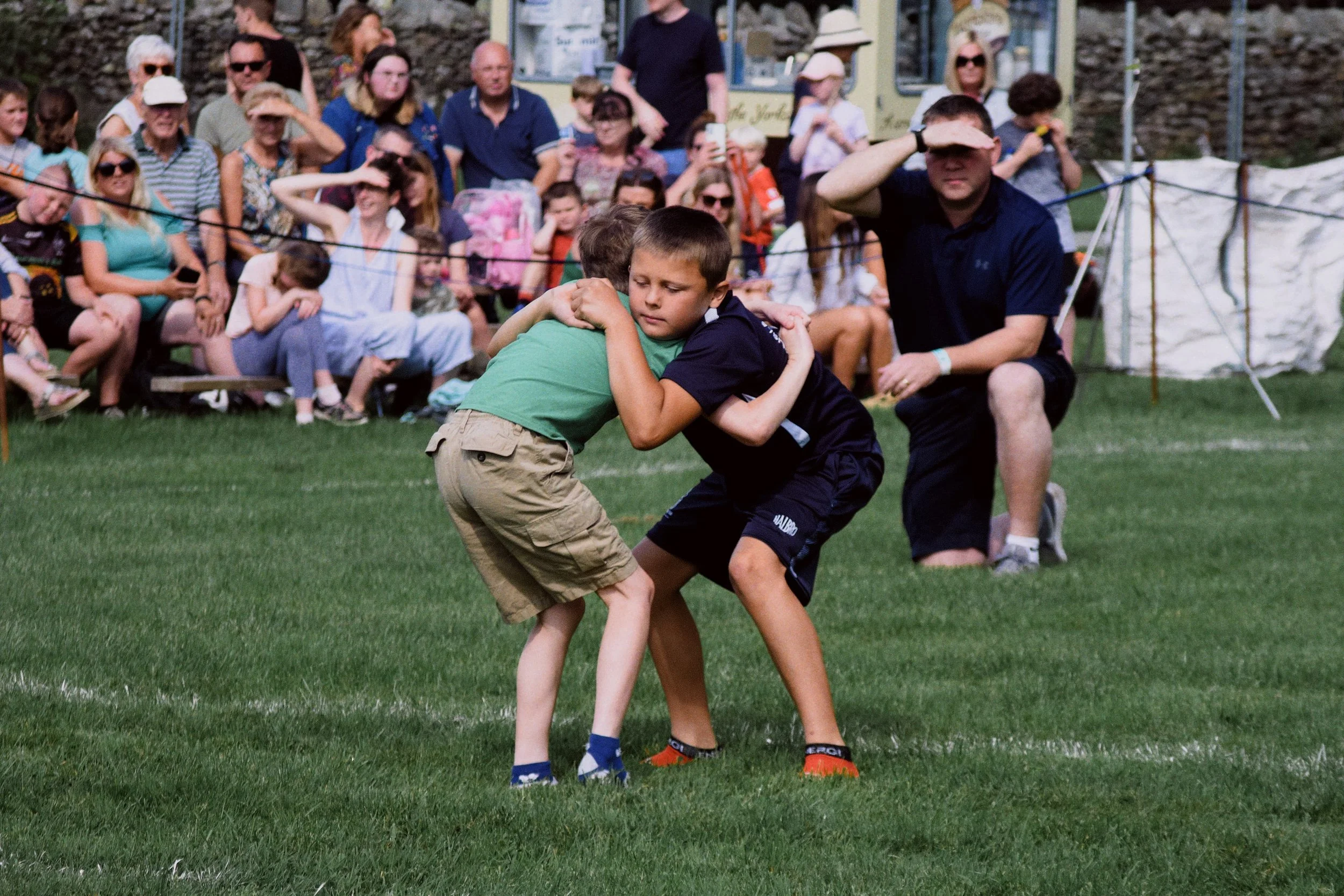  The starting backhold position involves the wrestlers standing chest to chest, grasping each other around the body with their chins on their opponent&rsquo;s right shoulder. The right arm of each contestant is positioned under his opponent&rsquo;s left arm. 