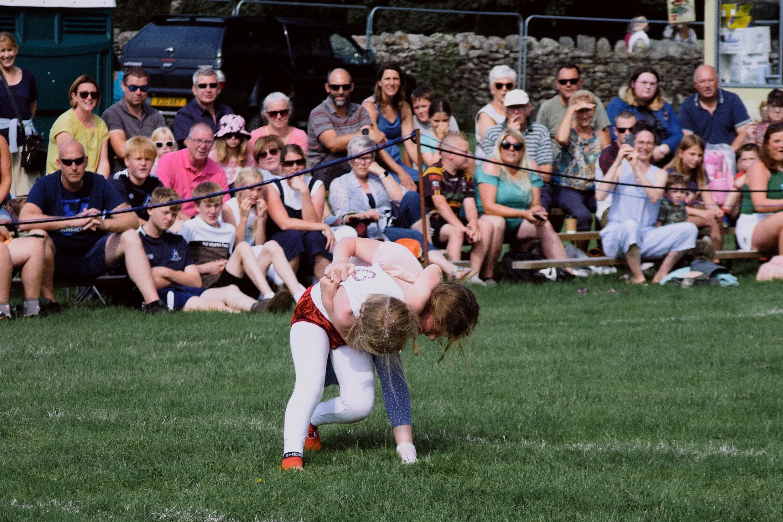  If both wrestlers fall down at once the last to hit the ground is deemed the winner. If it&rsquo;s unclear who hit the ground first the fall is disqualified and must be started again. This is known as a 