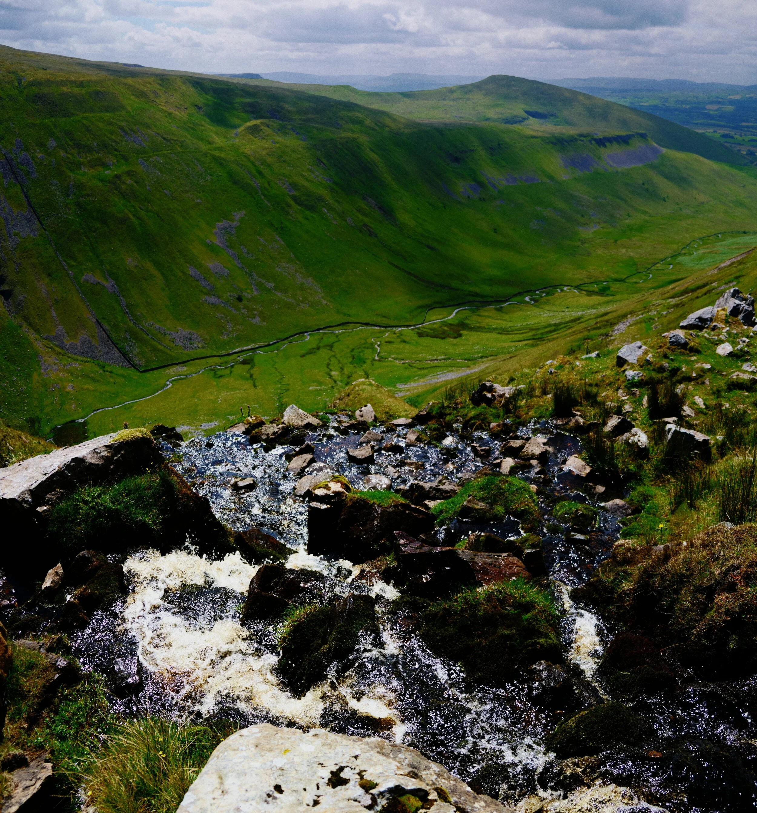  I tip-toed near the edge of the valley where Hannah&rsquo;s Well tumbles down towards the valley floor as Strands Beck. This image is made up of four landscape frames at 18mm, shot from bottom to top, and later stitched together. 