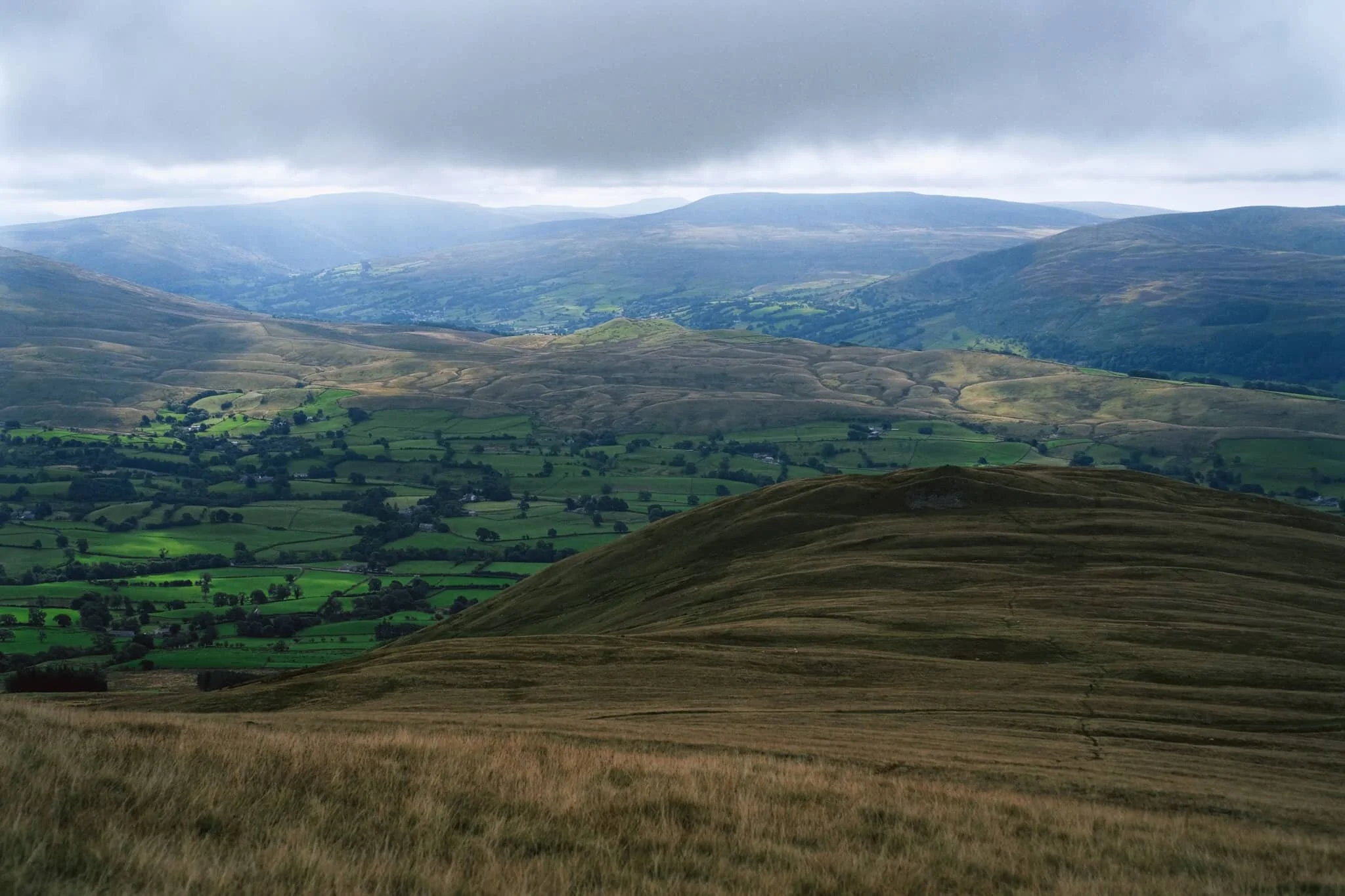  The little knobbly fell to the right is our next destination: Crook. There&rsquo;s not any &ldquo;official&rdquo; path to the fell, but that&rsquo;s no major bother anyway. The Howgills is all Open Access Land. 