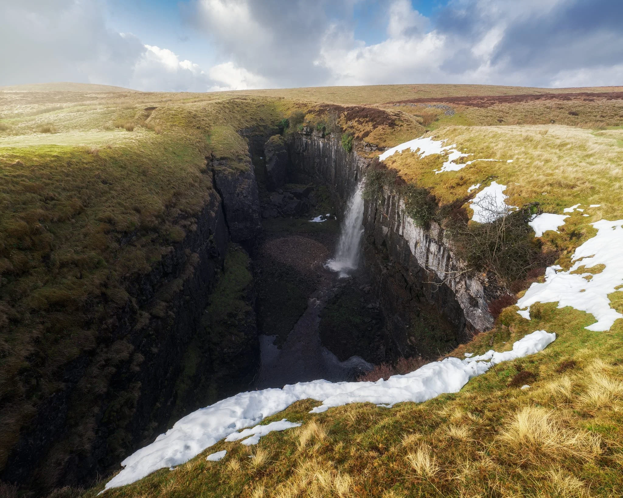 At around 450 m/1,476 ft above sea level, a few snow patches have lingered around the edges of Hull Pot, allowing for some interesting compositional leading lines.