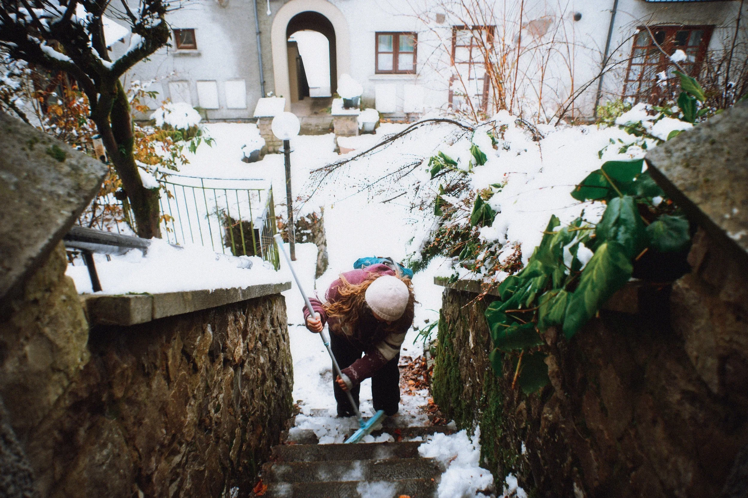  My Lisabet, immediately digs in and cleans up for the good of the neighbourhood. 