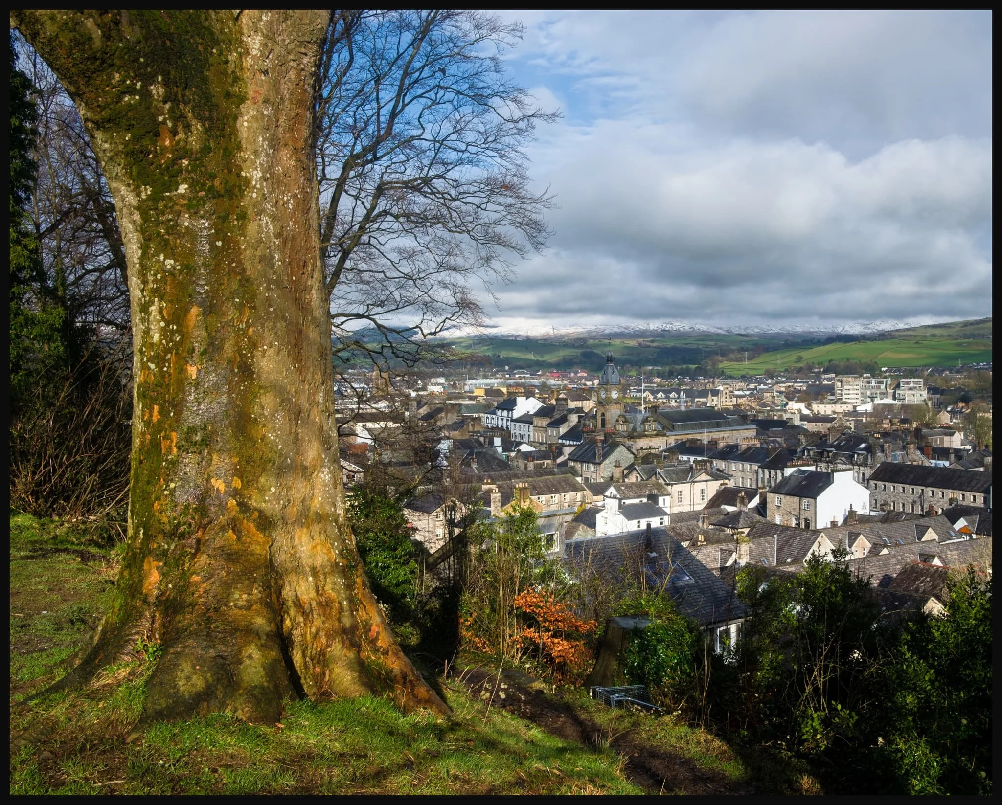  What the land around Castle Howe does offer is a fantastic view across Kendal town all the way to Benson Knott and the Whinfell fells. 