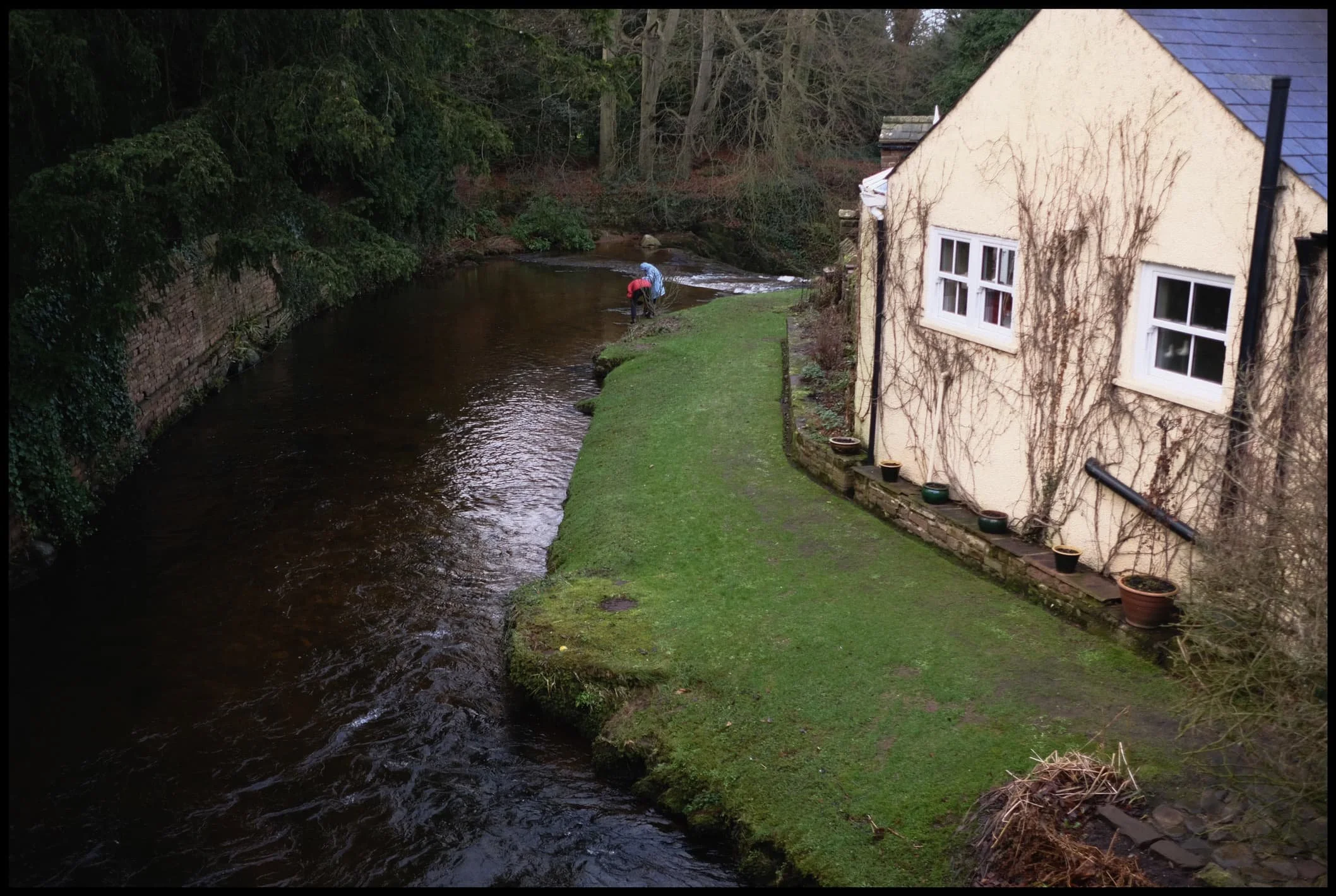  Not sure what these folk were doing along the shores of the beck… but I had to snap them. 