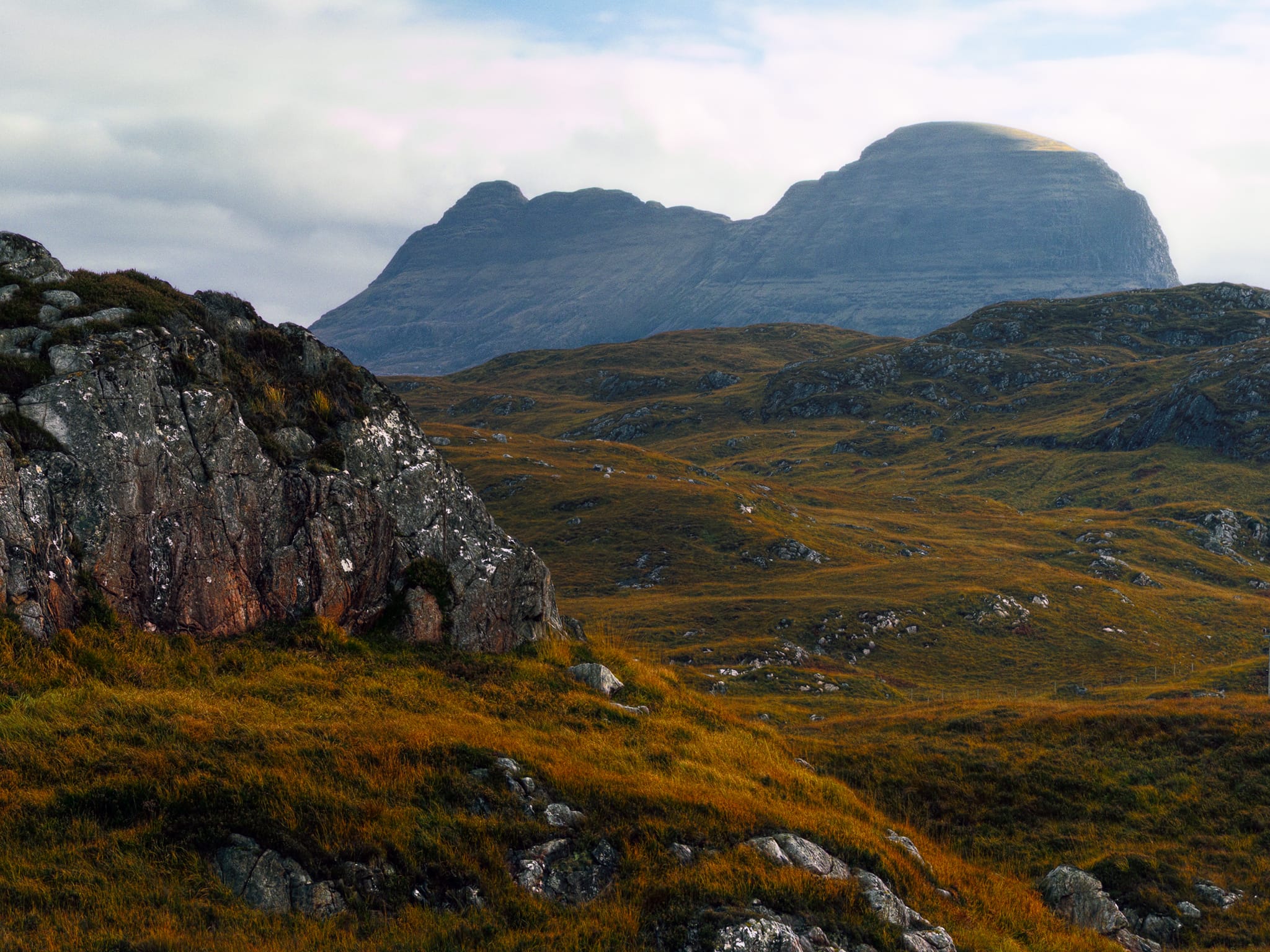 North of Lochinver along the A837, Suilven’s north-facing profile is more apparent. We stopped at another layby to scramble around the area’s little crags, shooting compositions of Suilven’s north face.