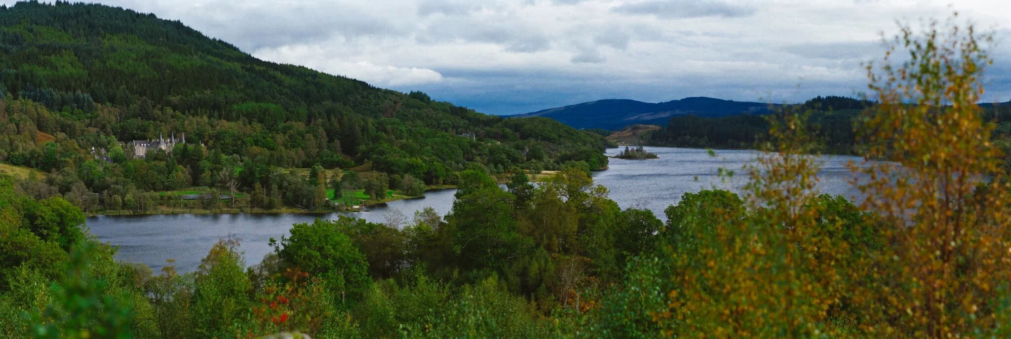  Well, this is glorious. A nine-image panorama of Loch Achray from the top of  Creag Noran . Bloody lovely. 