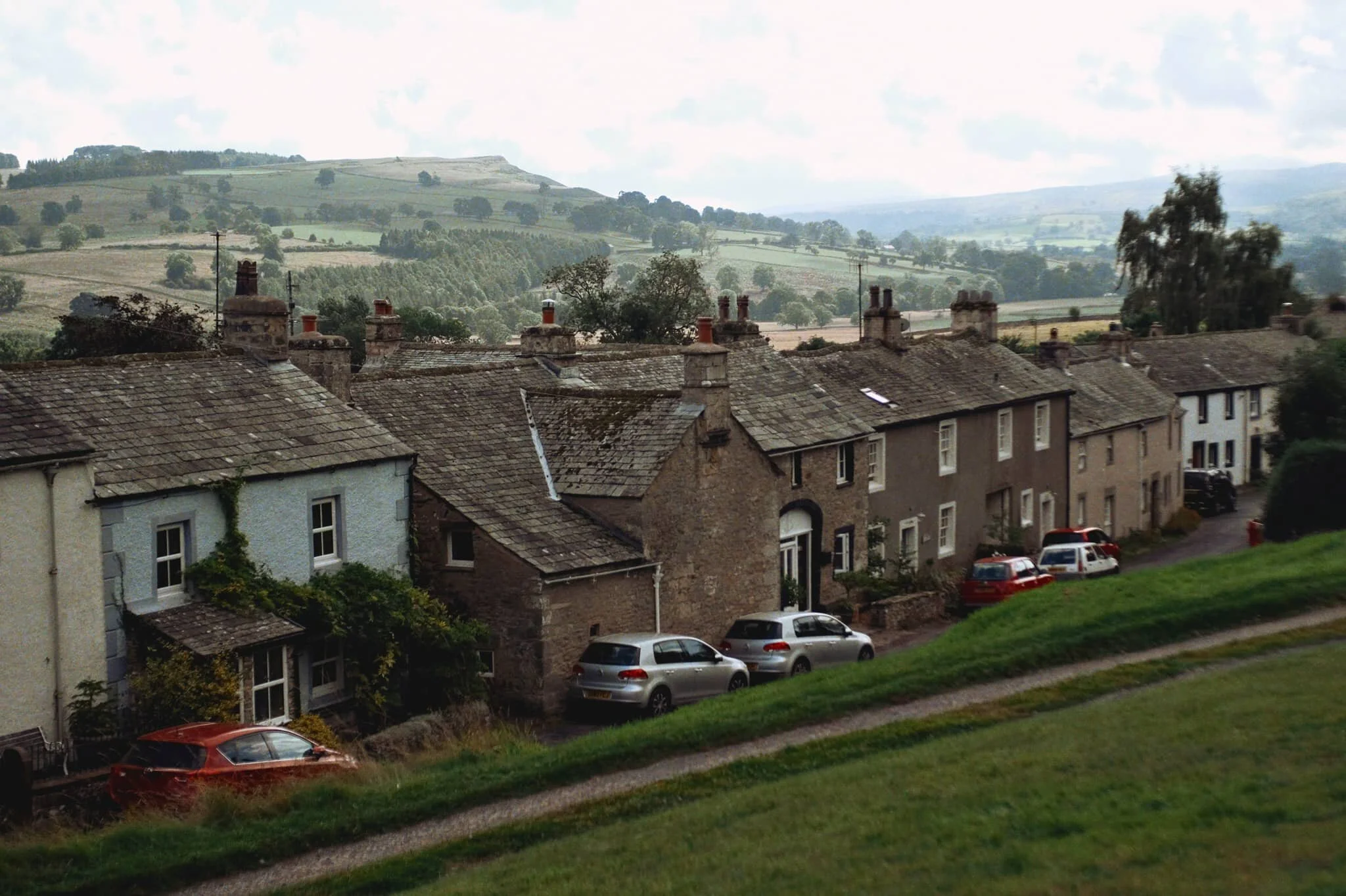 This row of cottages in Helton enjoy some crackin’ views across the valley to Burtree Scar and the Ullswater Fells.
