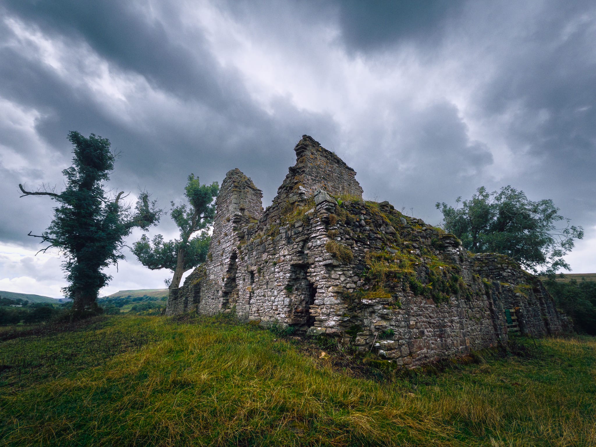 An ultra-wide composition takes in the full scale of the ruins of Pendragon Castle.	The legend goes that the castle was built by Uther Pendragon, father of King Arthur. In actuality, the castle was built in the 1100s by Ranulph de Meschines, during the reign of King William Rufus.