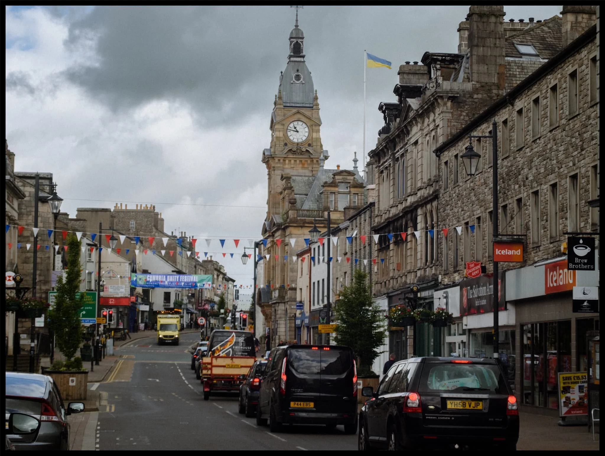  Now that the Queen&rsquo;s Platinum Jubilee celebrations are over, Kendal Town Hall has re-erected the Ukrainian flag above the town. 