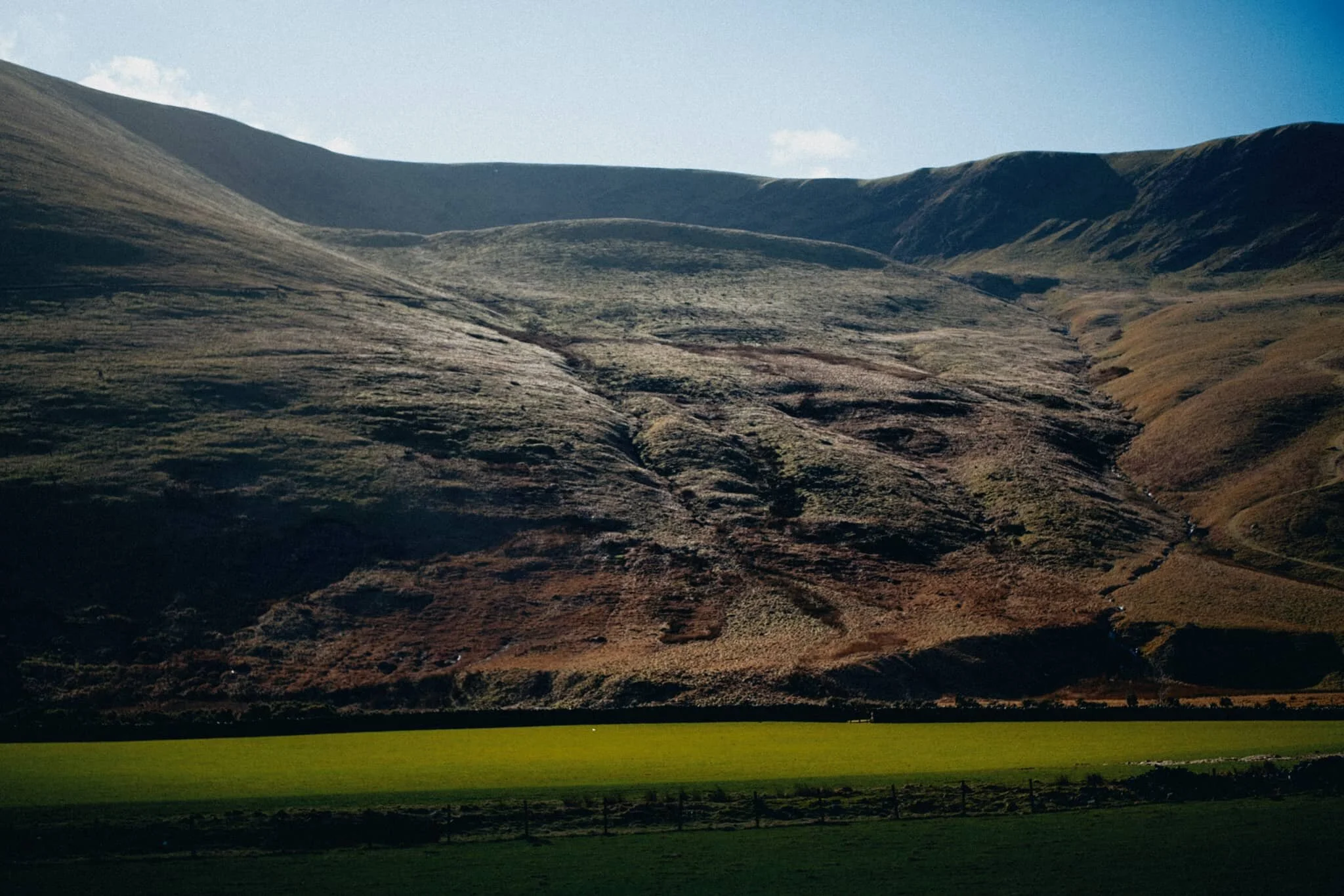  A composition shot across the valley towards Mosedale&rsquo;s southern flank. Hidden by the &ldquo;lip&rdquo; near top-centre is Bowscale Tarn. 