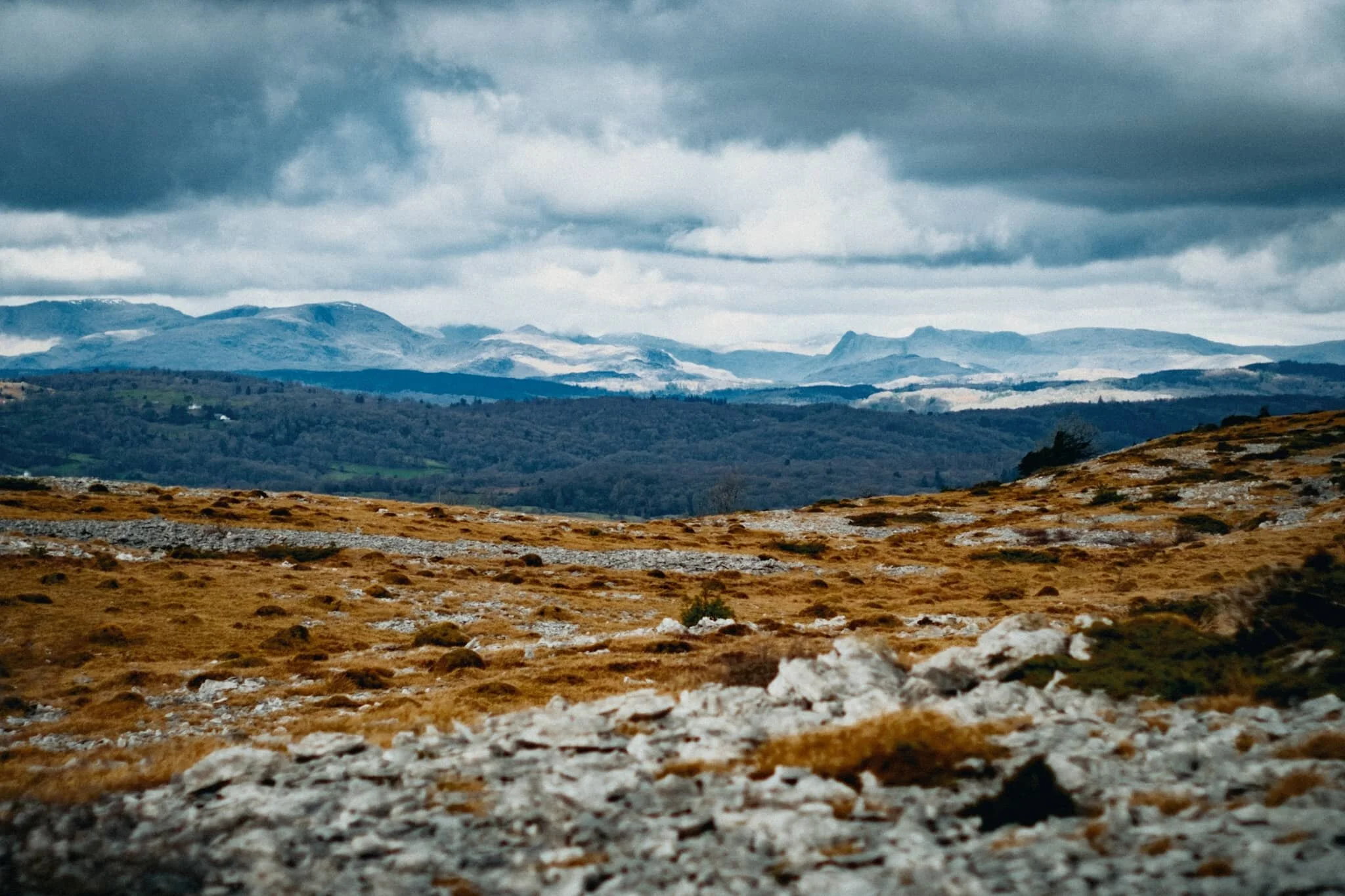  Now  that&rsquo;s  a view. The Langdale Pikes towards the right, Wetherlam and the Coniston fells towards the left. Dappled light everywhere. Glorious scenes. 
