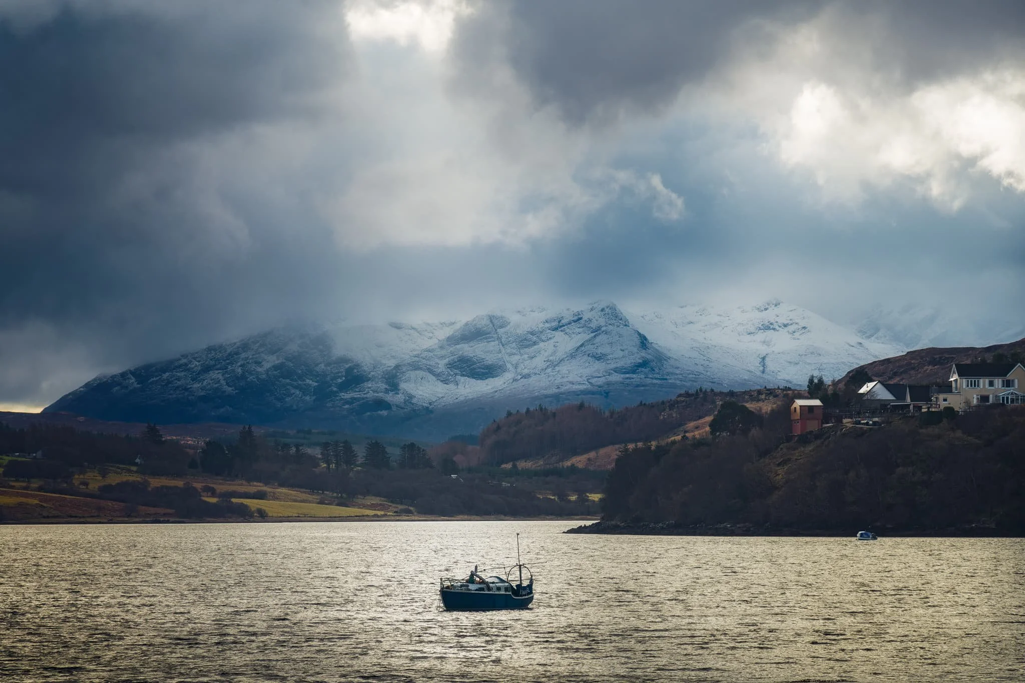 Upon our arrival at Portree, and parking up at the main car park, the views down Loch Portree towards the snowy Cuillins were already staggering. I quickly attached my longest lens and went snappy happy as the lighshow was constantly changing.