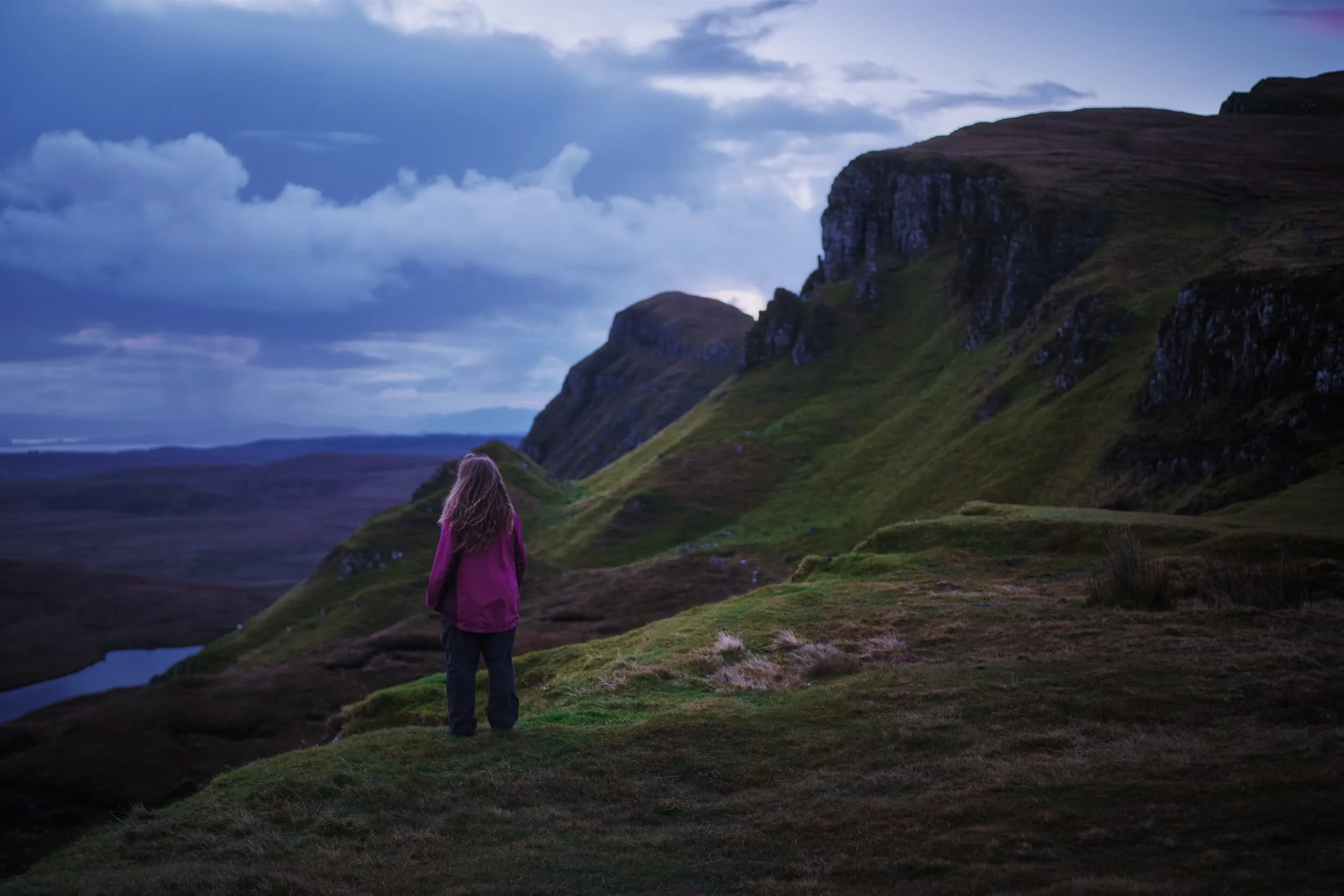  Both being significantly fitter now, we decided upon arrival to start hiking up the southern edge of the Quiraing that leads towards  Dùn Dubh  (396 m/1,299 ft). Pink pre-dawn light starts to appear in the sky. 