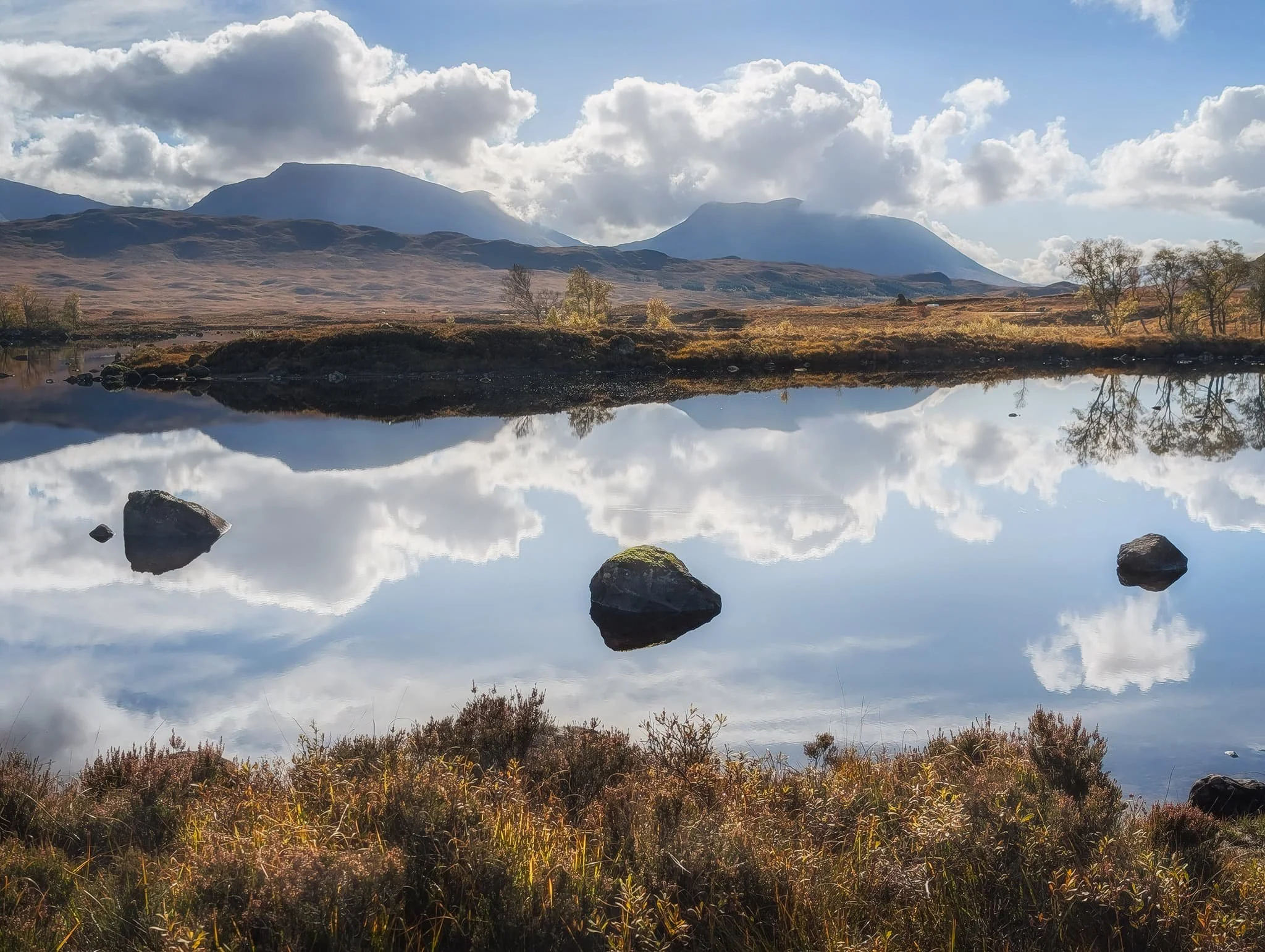 The western point of Loch Bà is easier to access. There’s a small car park and a layby, where you can then clamber up a small mound to get expansive views of the loch and the moor. We continued beyond the mound to get as close to the loch shore as possible. Armed with waterproof boots and socks, we squelched tactically across the moorland to reach the loch shore, greeted by these incredible reflections. The two peaks here, left to right, are Beinn a’ Chreachain (1,081 m/3,547 ft) and Beinn Achaladair (1,038 m/3,406 ft).