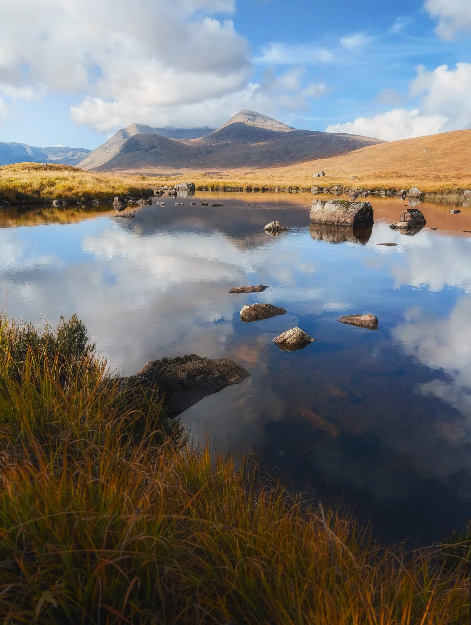 Further along the shore, a small series of rocks and boulders created a nice leading line into the composition towards Meall a’ Bhùiridh on the right and Clach Leathad (1,099m/3,605 ft) on the left.