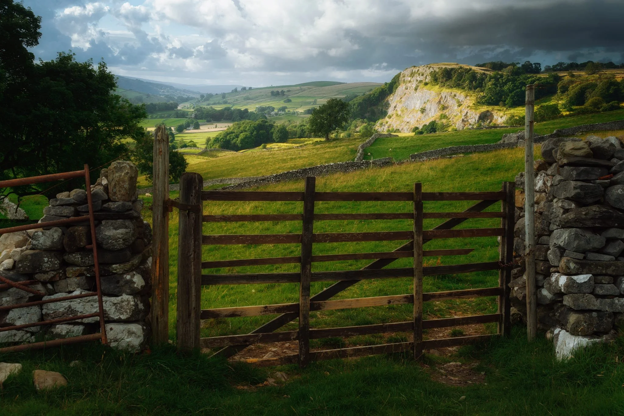  Nearer to Langcliffe another pocket of light blasts the face of Stainforth Scar. A gate and some drystone walls helped frame the composition with Stainforth Scar and Upper Ribblesdale.  