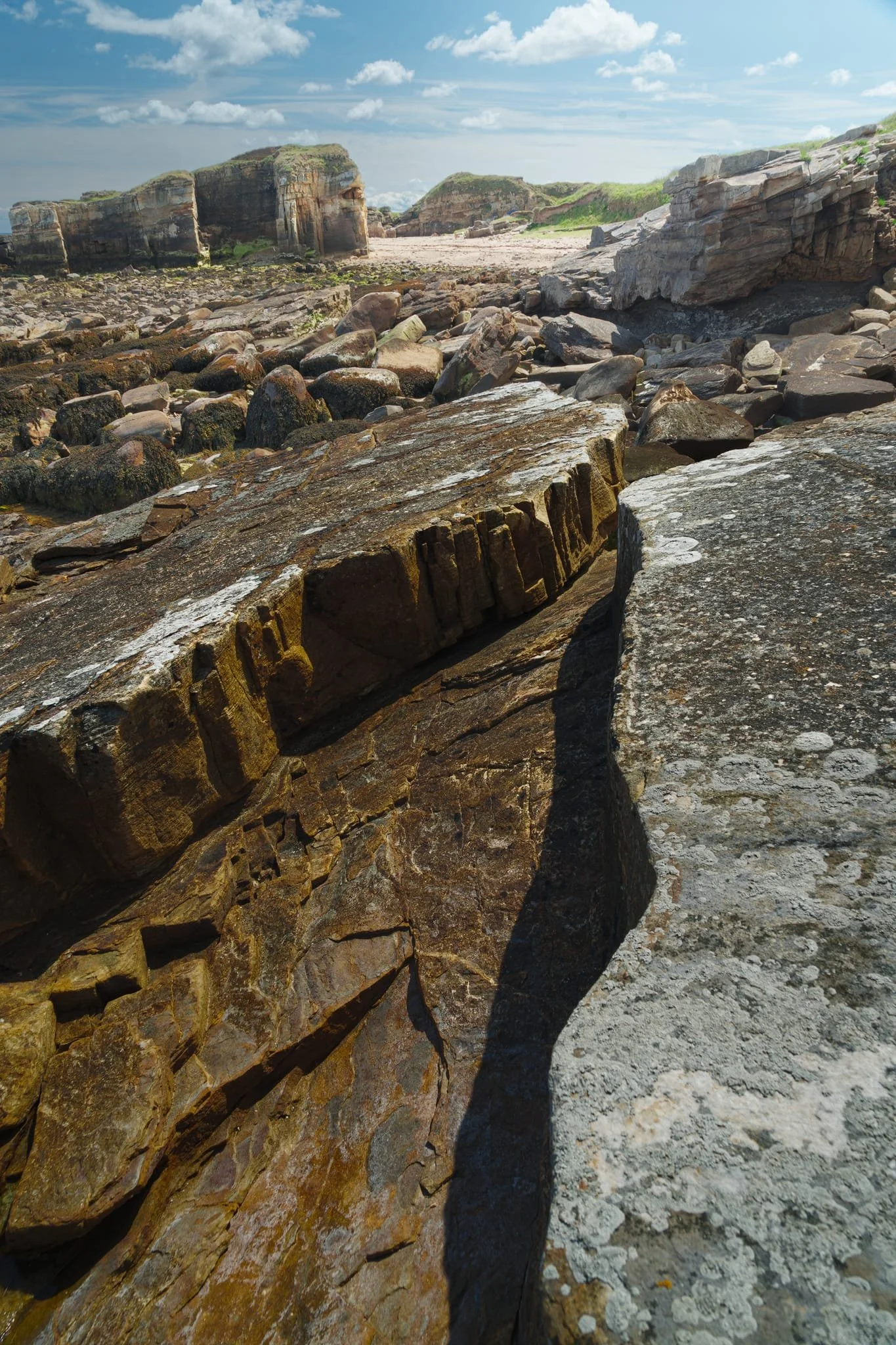  Rumbling Kern channel sandstone in &ldquo;Lego-block&rdquo; mode. Here vertical joints and horizontal bedding planes have sliced the rock into big blocks. Pleistocene-era meltwater and modern-day tides have prised out those blocks, rounded the edges and smoothed the faces. 