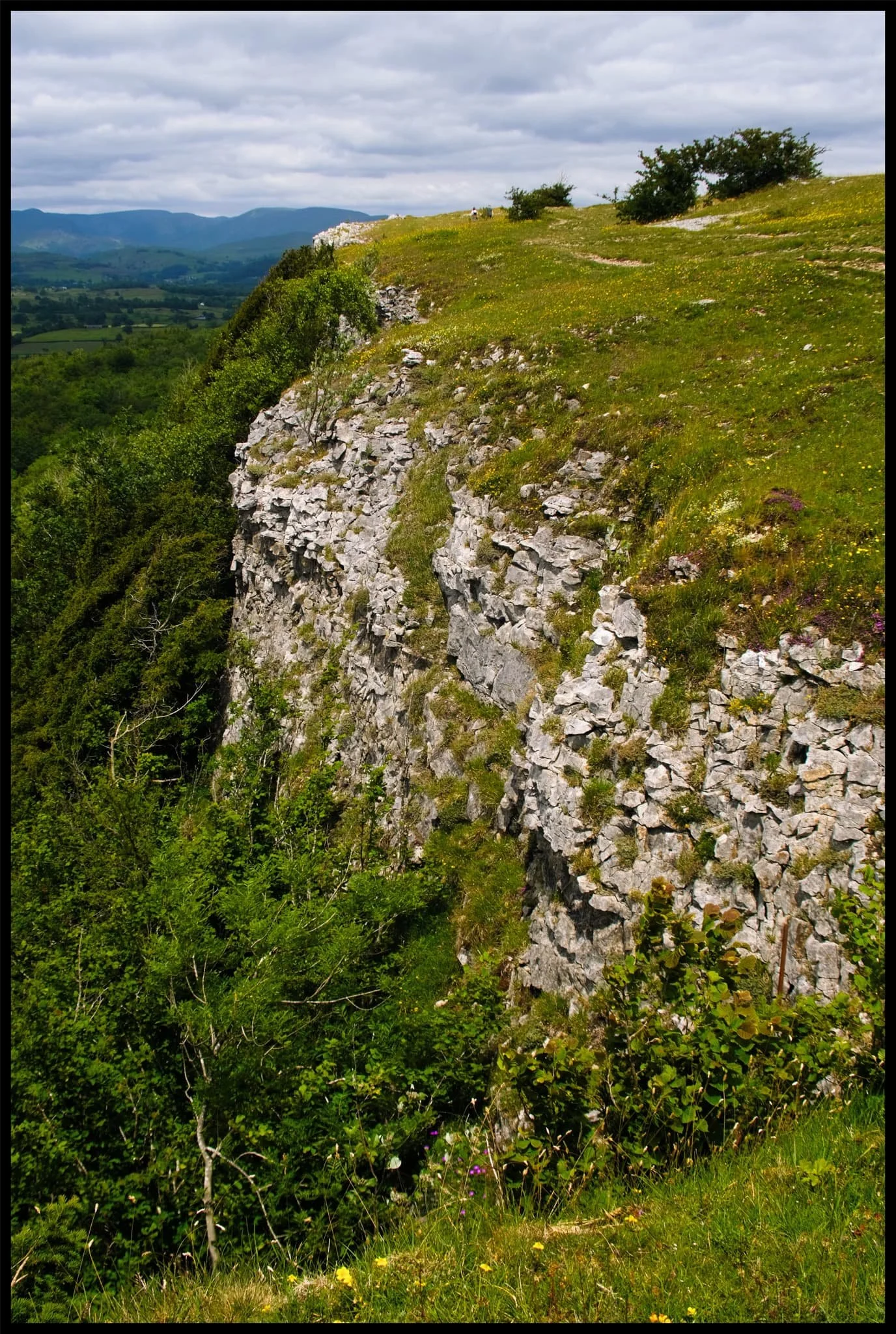  Approaching Hunter&rsquo;s Leap and the sheer drop down to the valley floor. 
