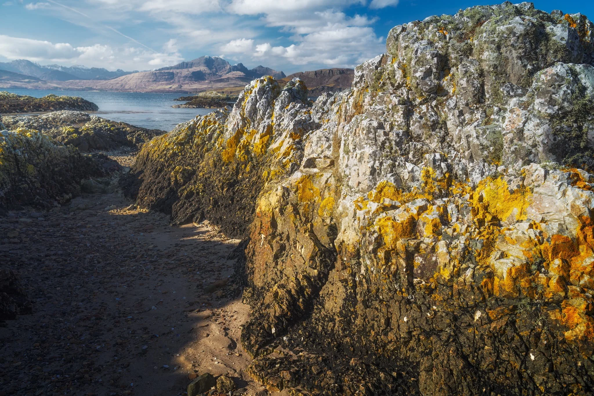  Further along the coastline we arrive at Ord, where one can take the minor road back over the Sleat peninsula to its southern shores. Before we did, we explored the bay here too. At Ord, you can find crags on the beach where old rocks meet some younger rocks called quartzites, and the younger rocks are found  underneath  the older ones, which is a bit unusual. The quartzites have some cool features, like cross-bedding (patterns in the rock) and folding (where the rock has been bent). 