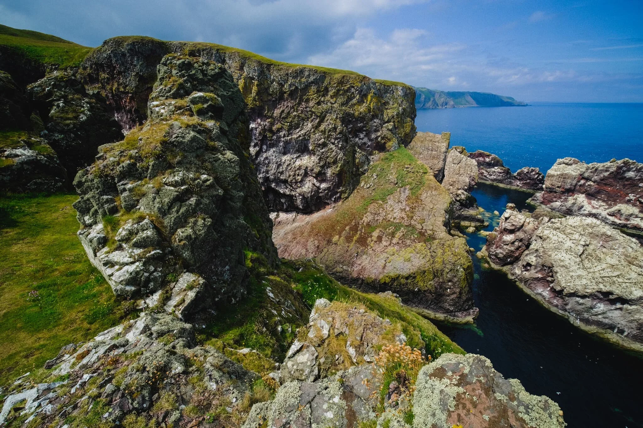  Towards West Hurker the geology gets even more insane, if that&rsquo;s at all possible. In the distance we can start to see the cliffs of Uilystrand Brae. 
