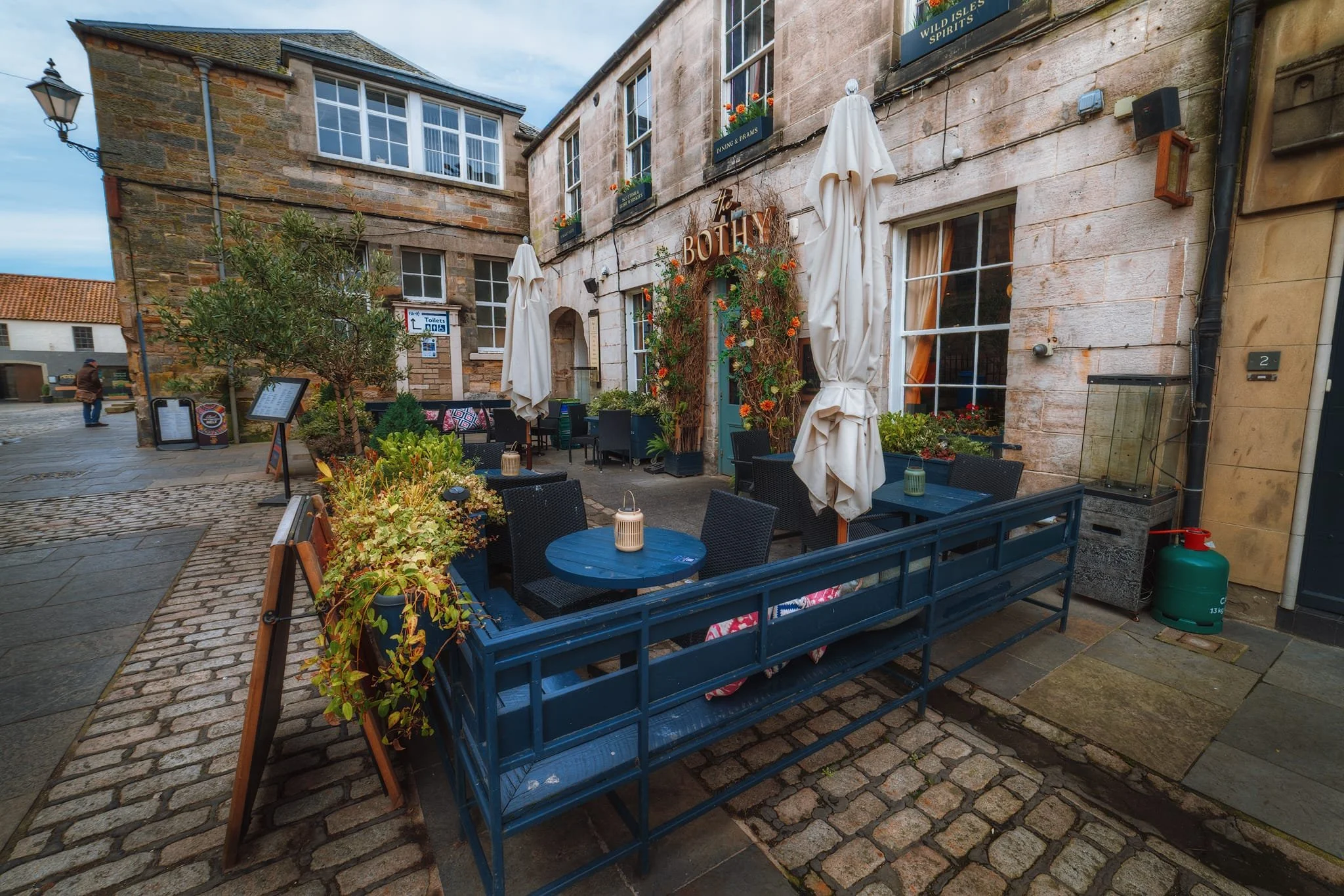  After coffee we meandered around the town centre (otherwise translated as &ldquo;Lisabet went charity shop hunting&rdquo;). I found this beautiful little pub,  The Bothy , a &ldquo;quintessential Scottish bolthole&rdquo; tucked away in a corner of Church Square. 