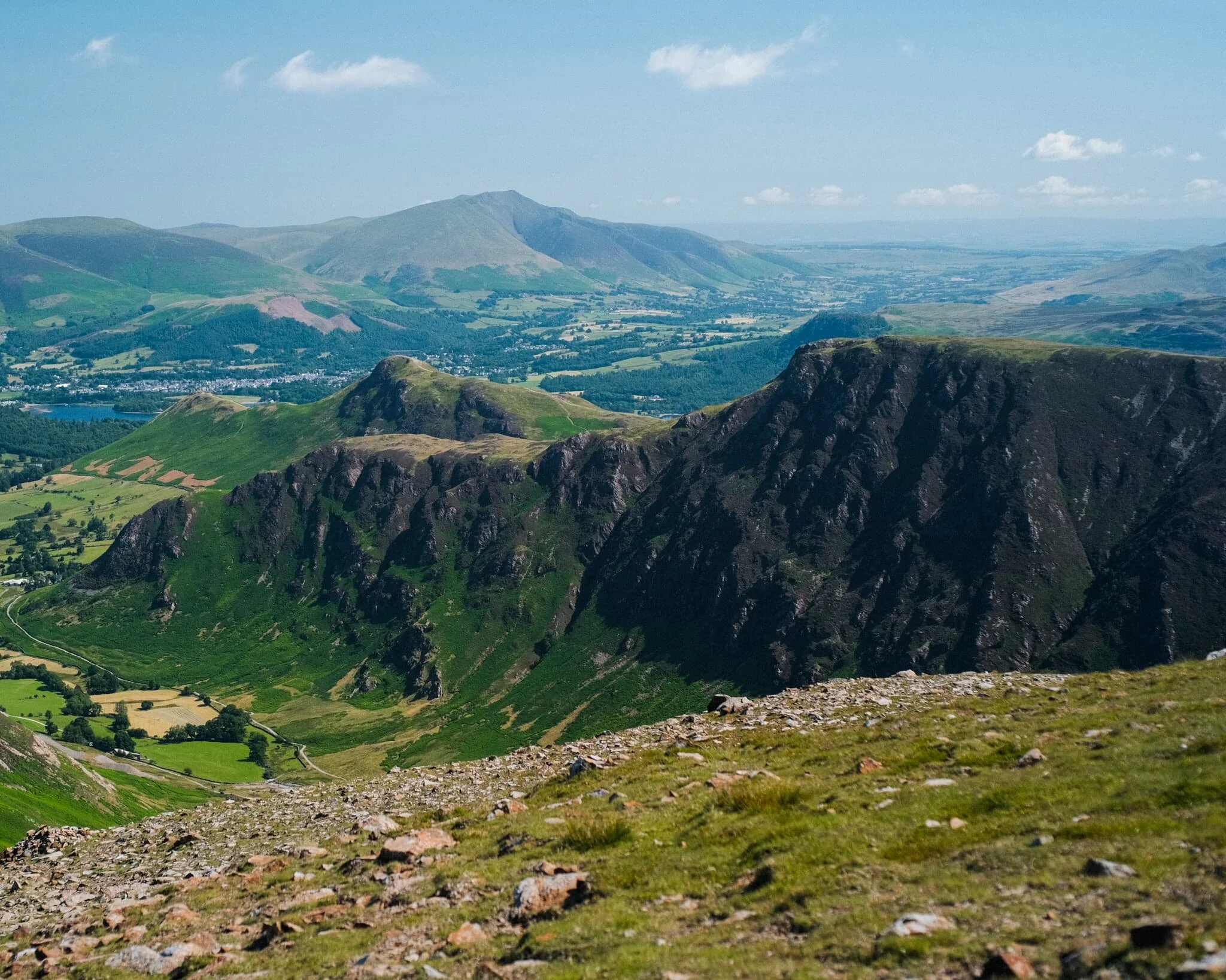 Being more west than when we started out, the High Spy/Maiden Moor ridge opens up and we can see Catbells (451 m/1,480 ft) as well. In the distance is the beautiful Blencathra fells.
