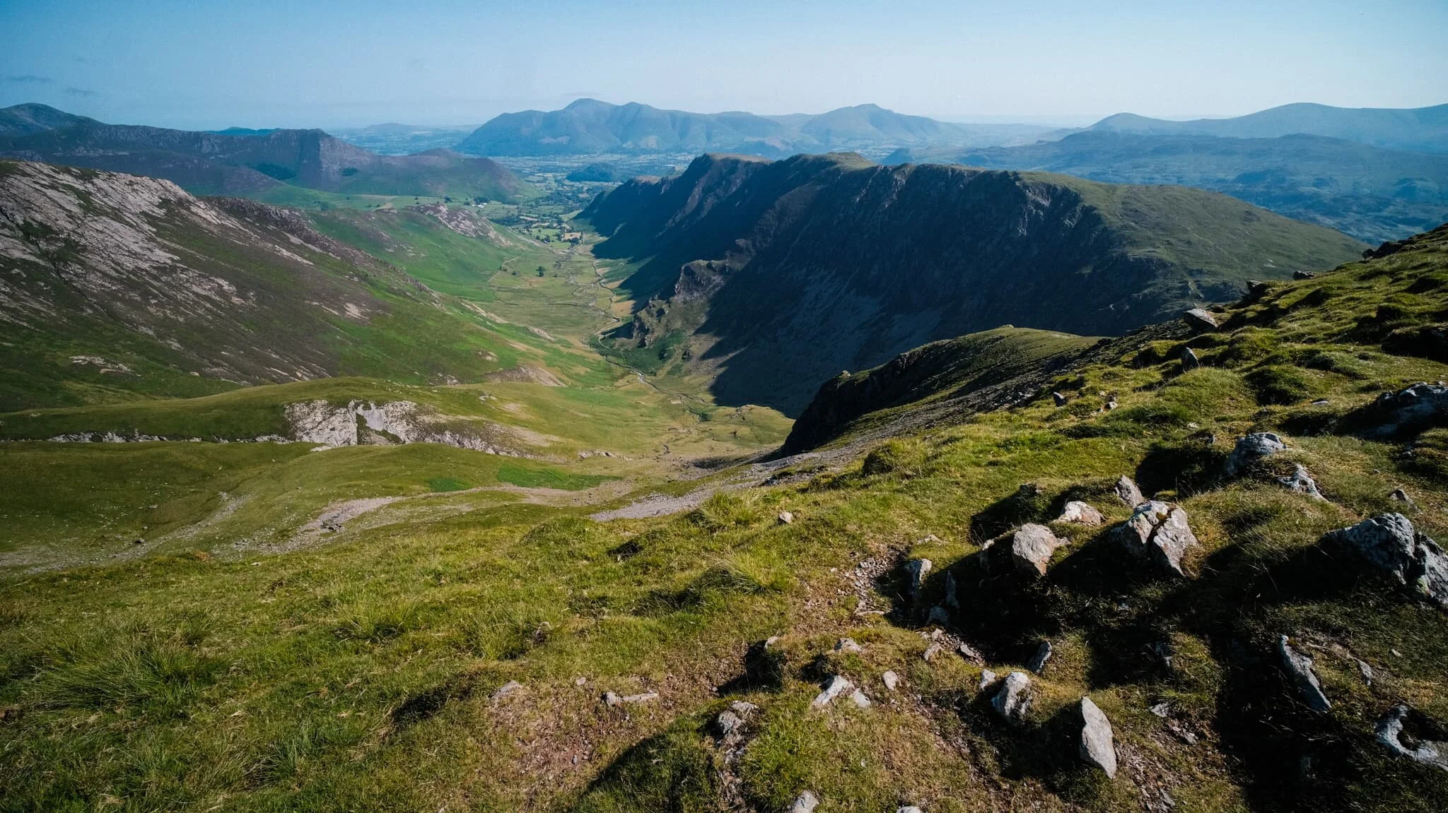 Though the southern shoulder of Dale Head is steep, it is relatively smooth. By contrast, the fell’s northern face drops 400 m or so in less than a kilometre via Dale Head Crags. This enables this huge open view towards the High Spy and Maiden Moor ridge on the right, and the shoulder of Hindscarth on the left.