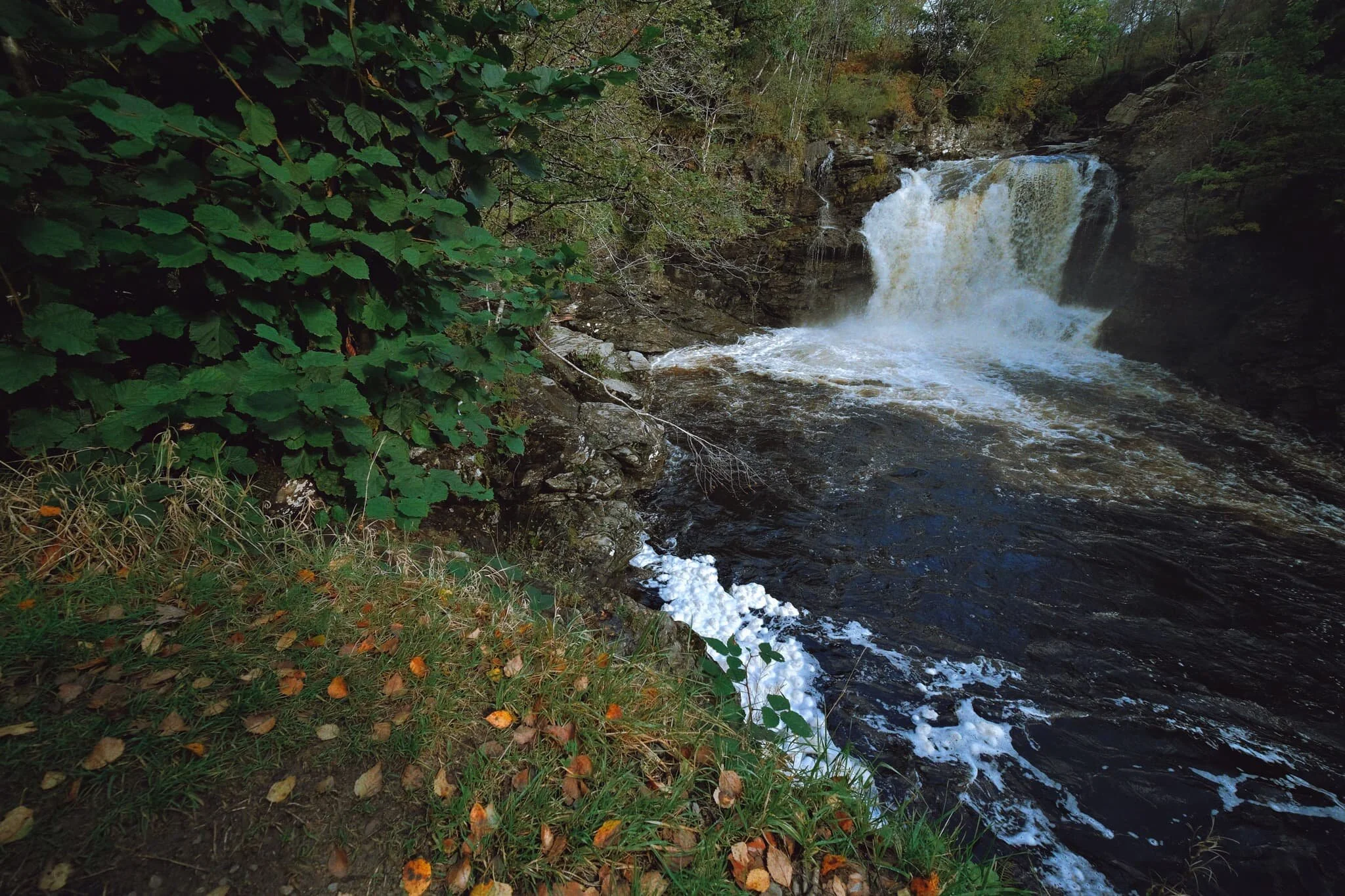  A small gap in a fence allowed access to a ledge that give me a nice open view of the falls for this composition. The pool below the waterfall is apparently known as &ldquo;Rob Roy&rsquo;s Bathtub&rdquo;. 