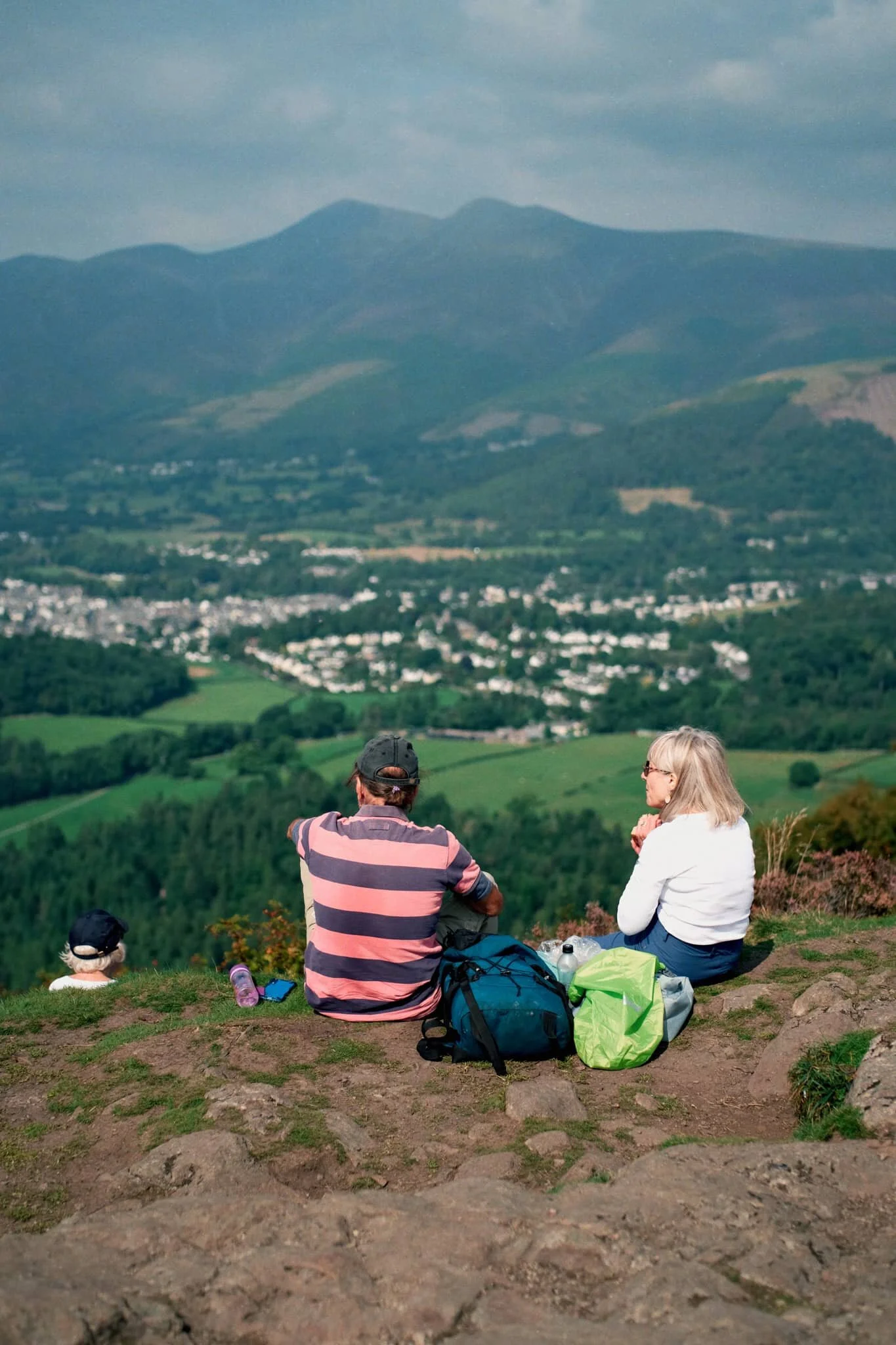  Aaaand… summit! Plenty of other folk enjoying the views from Walla Crag summit too. We stop for a quick bite and some water, taking the panorama in. 
