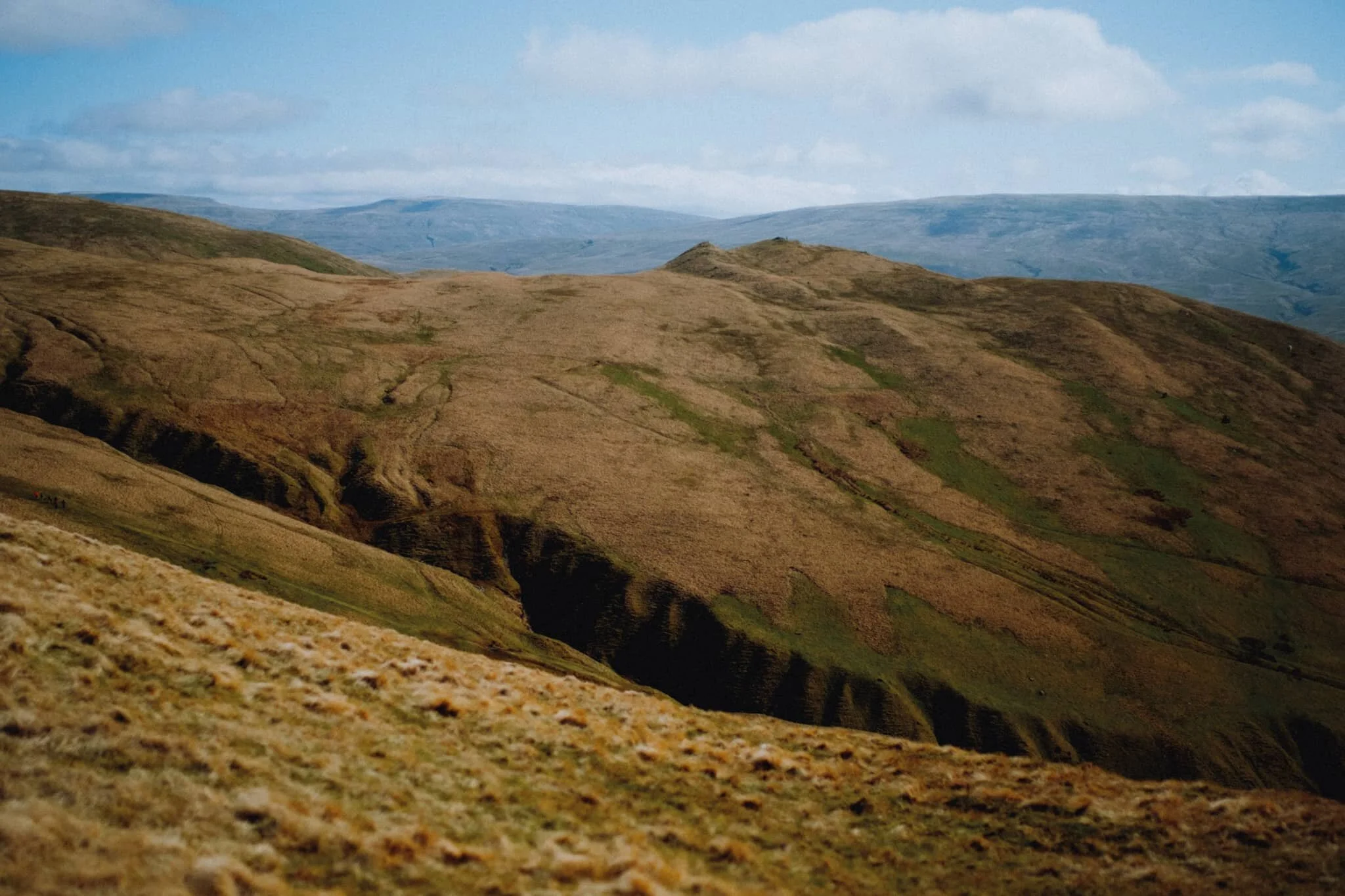 Across Settlebeck Gill is Winder’s easterly neighbour, Crook (461 m/1,513 ft). Far in the distance are the Mallerstang fells.