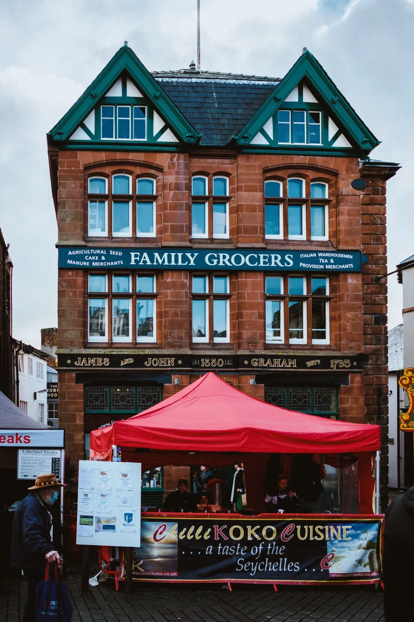  More weird and wonderful juxtapositions I enjoyed framing together. 