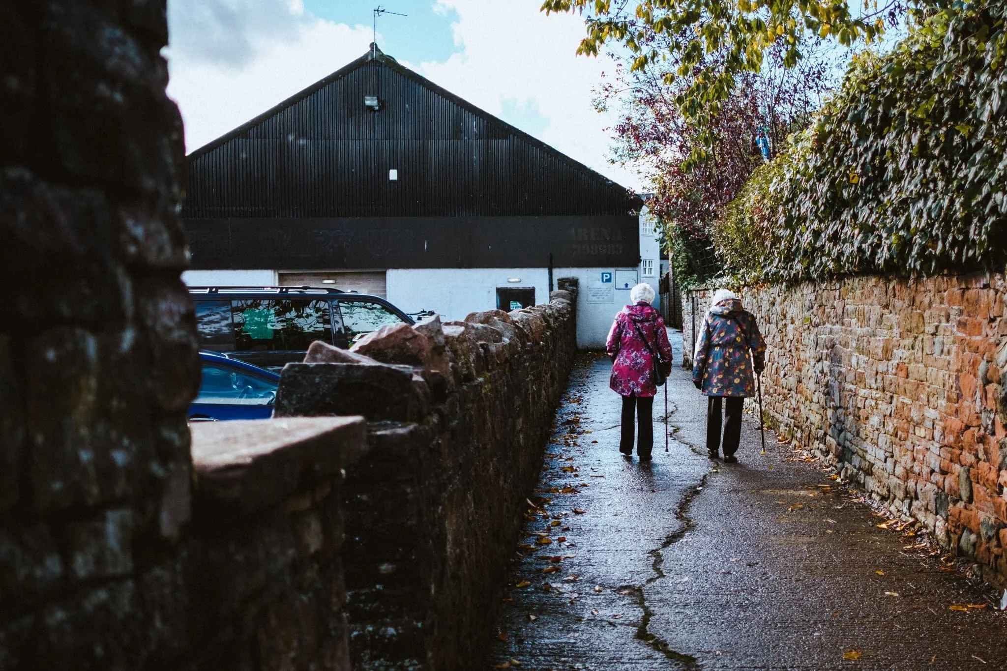  We meandered around the outskirts of the Winter Droving festival, ducking in and out of Penrith&rsquo;s various yards. Two old friends were steadily making their way into town, happily chatting away. 